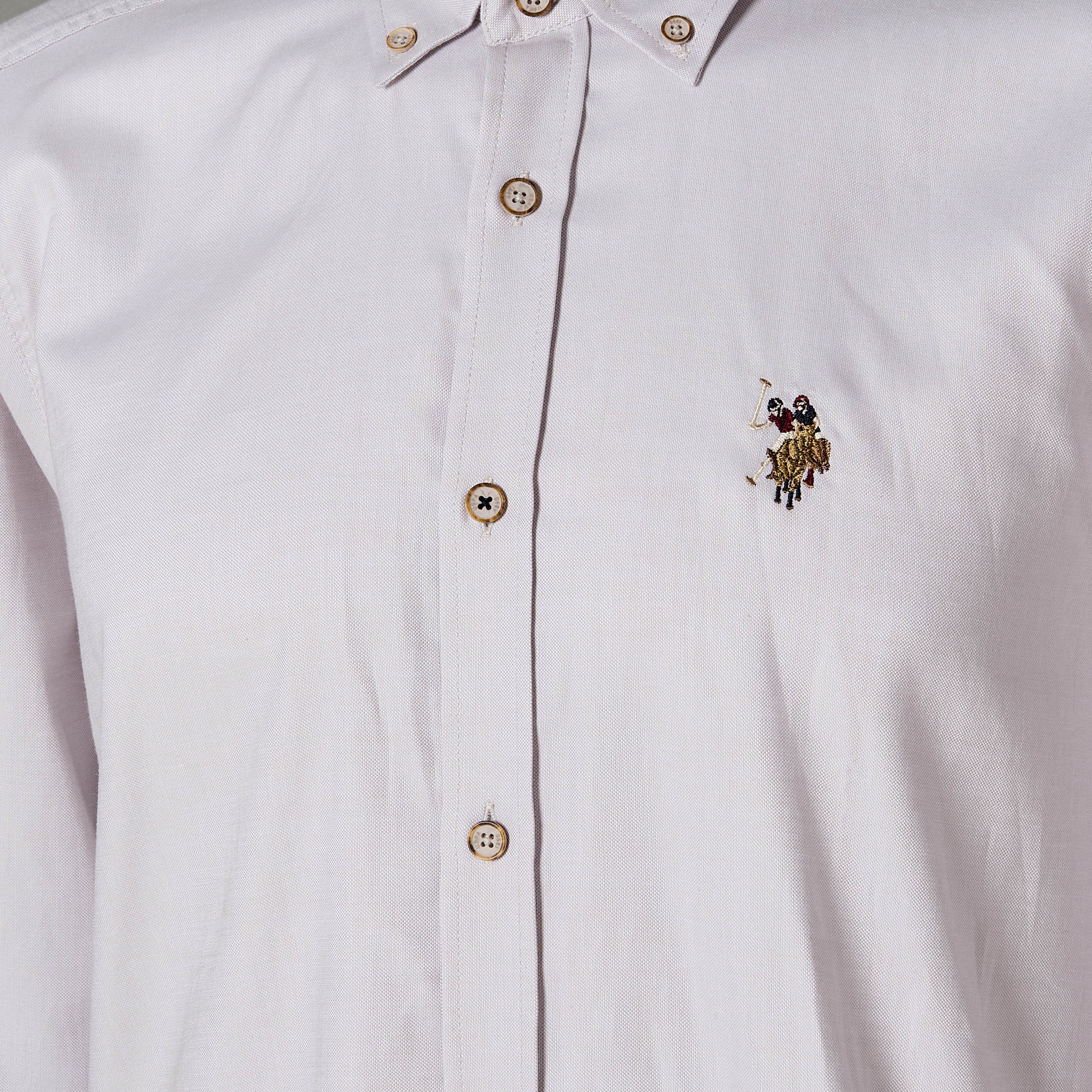 قميص رجالي بقصة عادية وياقة بزرار وأكمام طويلة سادة من يو إس بولو أسسن-men-clothing-shirts-image-22