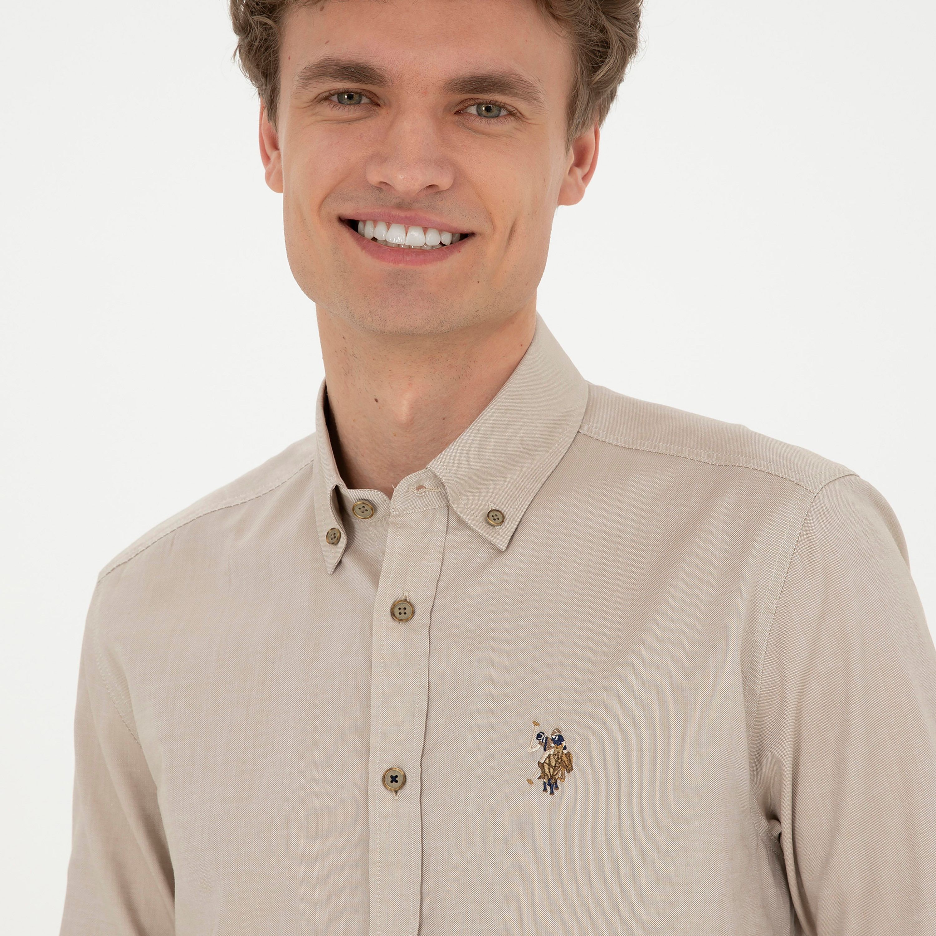 قميص رجالي بقصة عادية وياقة بزرار وأكمام طويلة سادة من يو إس بولو أسسن-men-clothing-shirts-image-2