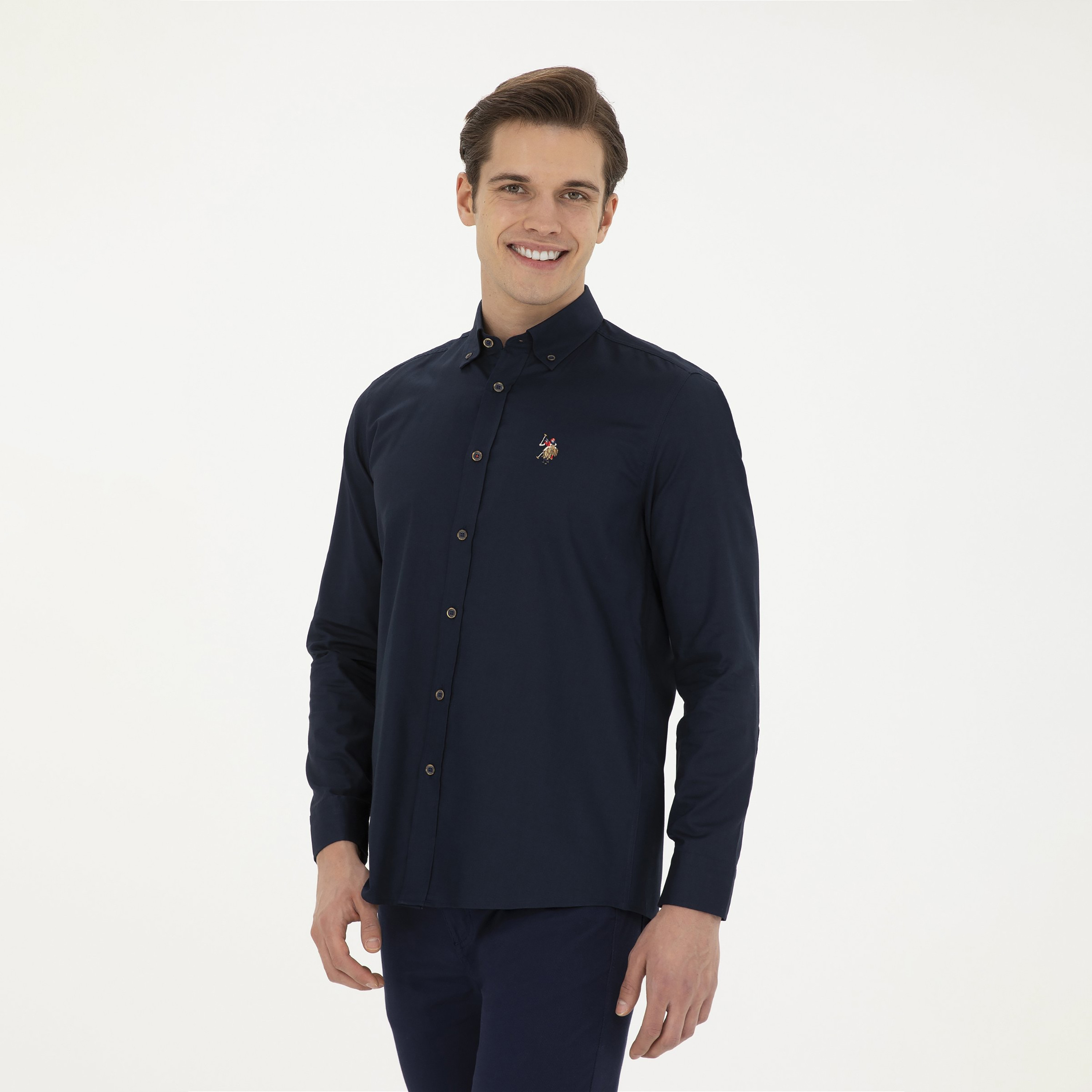 قميص رجالي بقصة عادية وياقة بزرار وأكمام طويلة سادة من يو إس بولو أسسن-men-clothing-shirts-image-17