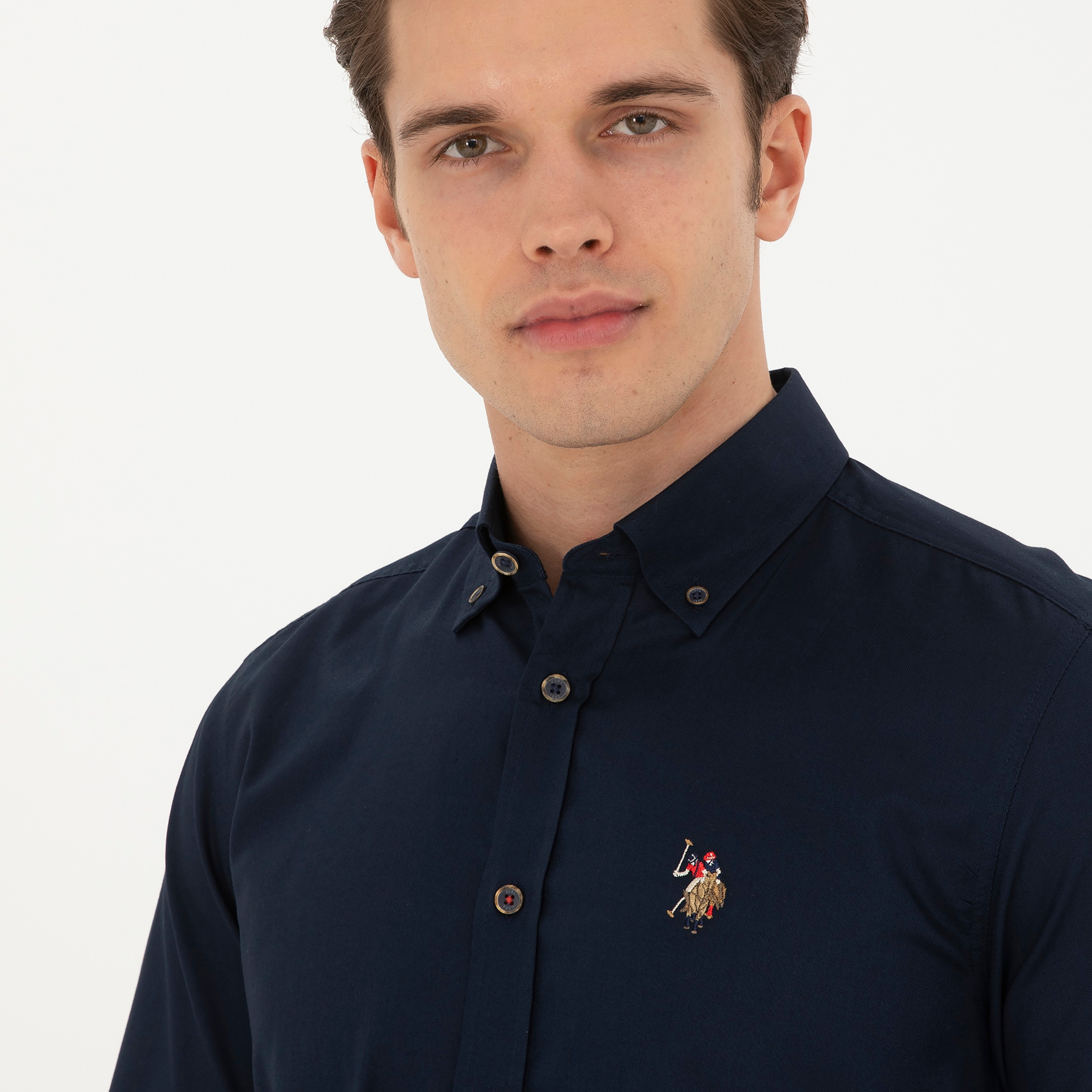 قميص رجالي بقصة عادية وياقة بزرار وأكمام طويلة سادة من يو إس بولو أسسن-men-clothing-shirts-image-18