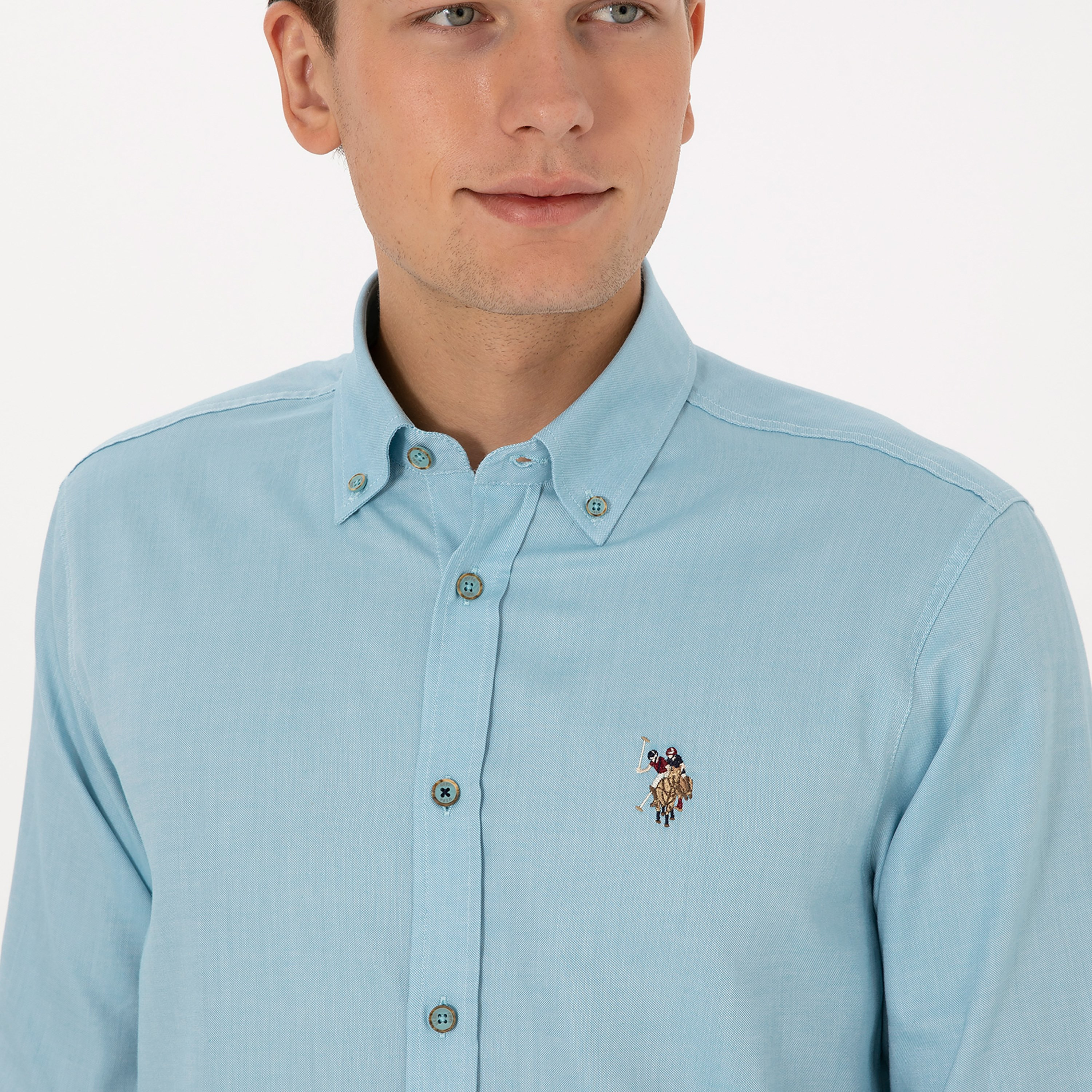 قميص رجالي بقصة عادية وياقة بزرار وأكمام طويلة سادة من يو إس بولو أسسن-men-clothing-shirts-image-10