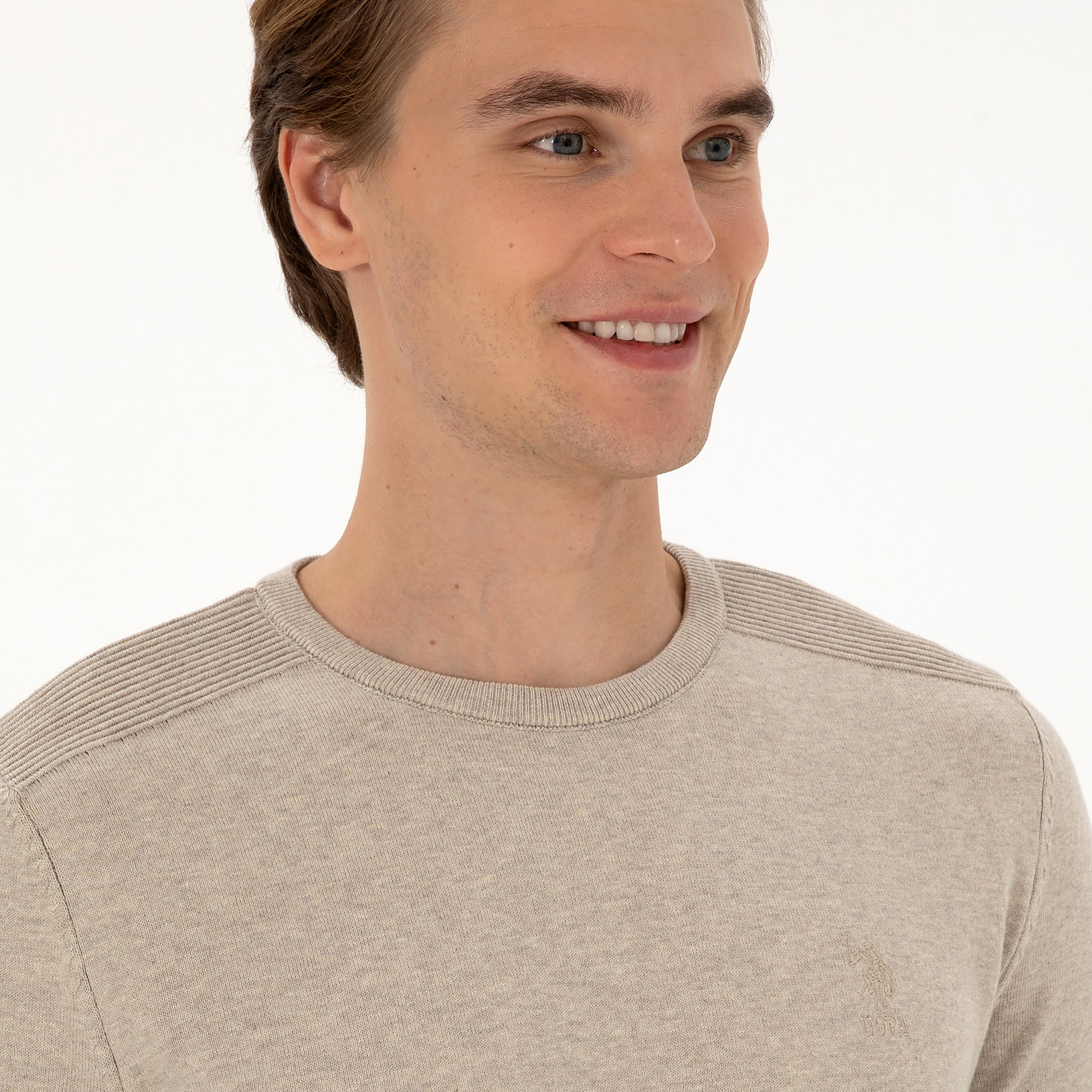 كنزة رجالية برقبة دائرية وأكمام طويلة سادة من يو إس بولو أسسن-men-clothing-sweatersandpullovers-image-25