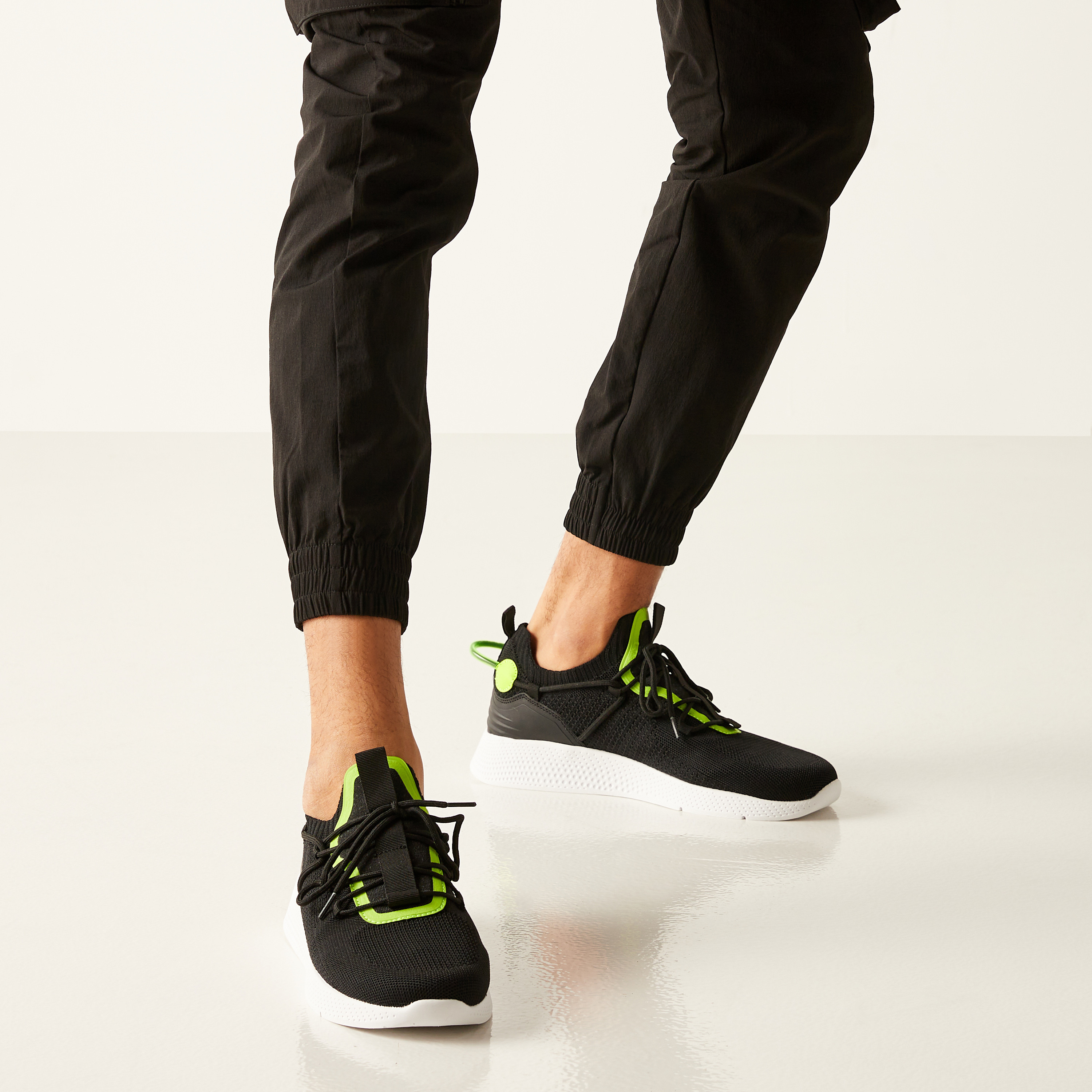 حذاء سنيكرز بارز الملمس بكاحل منخفض ورباط إغلاق من داش-sports-men-shoes-image-1