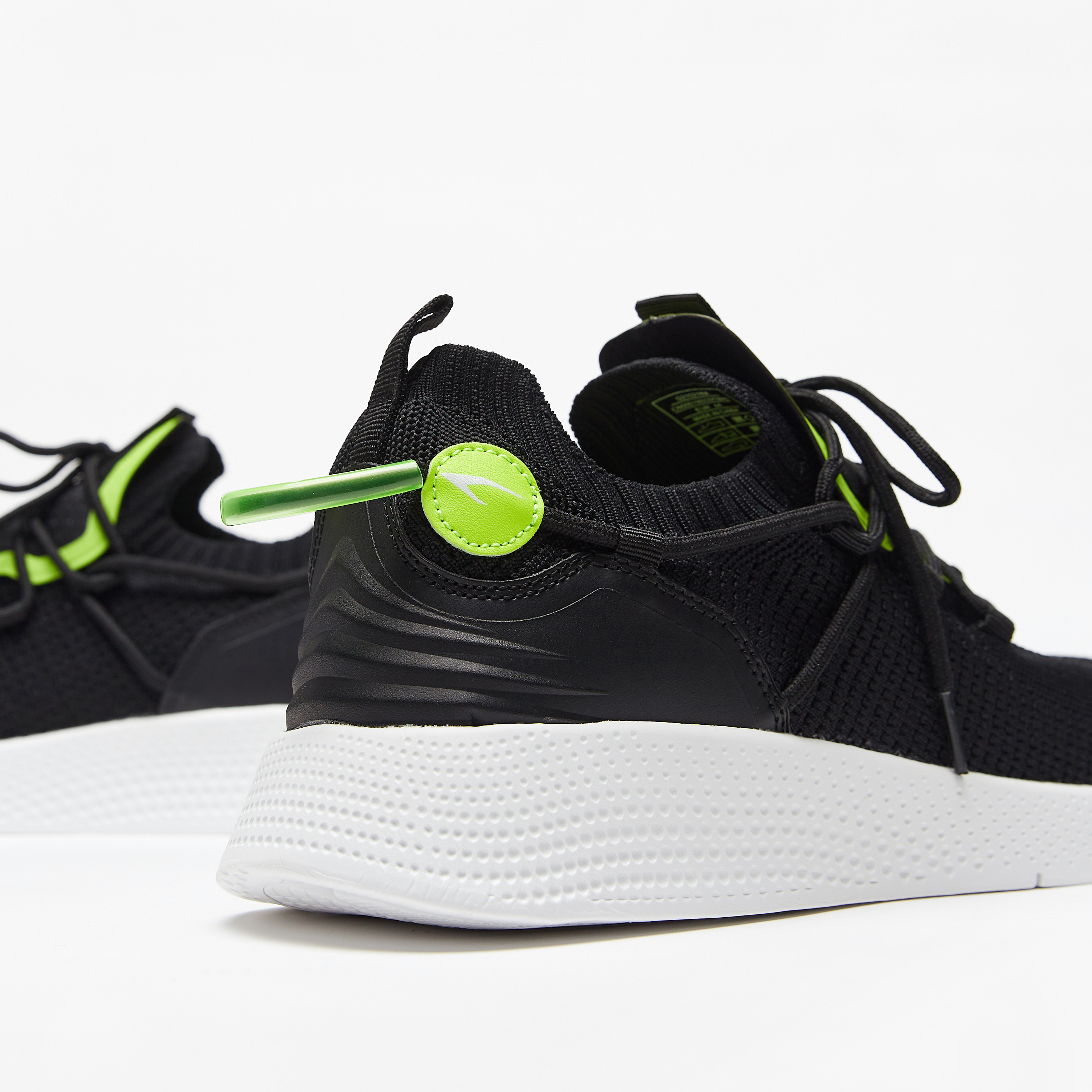 حذاء سنيكرز بارز الملمس بكاحل منخفض ورباط إغلاق من داش-sports-men-shoes-image-4