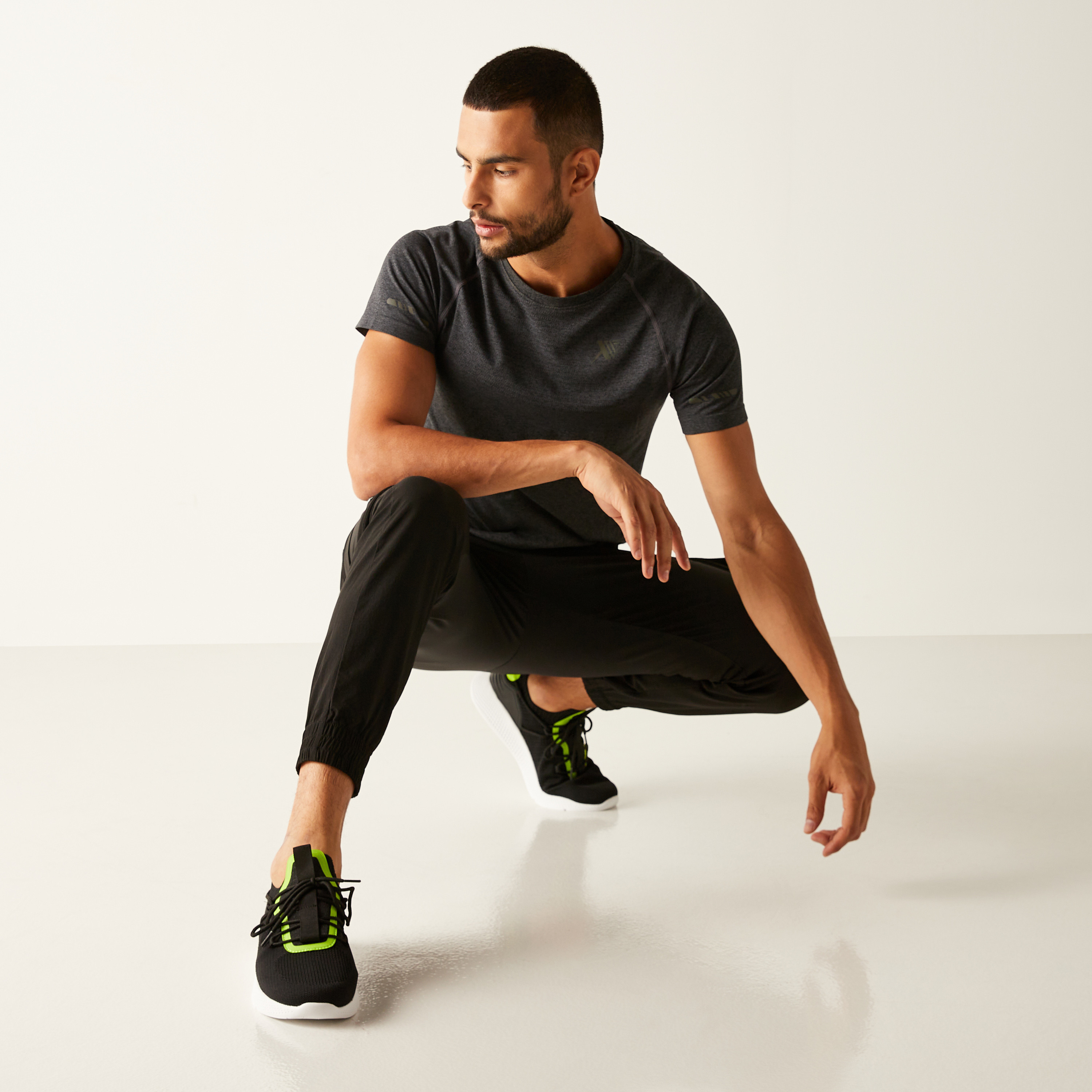 حذاء سنيكرز بارز الملمس بكاحل منخفض ورباط إغلاق من داش-sports-men-shoes-image-5