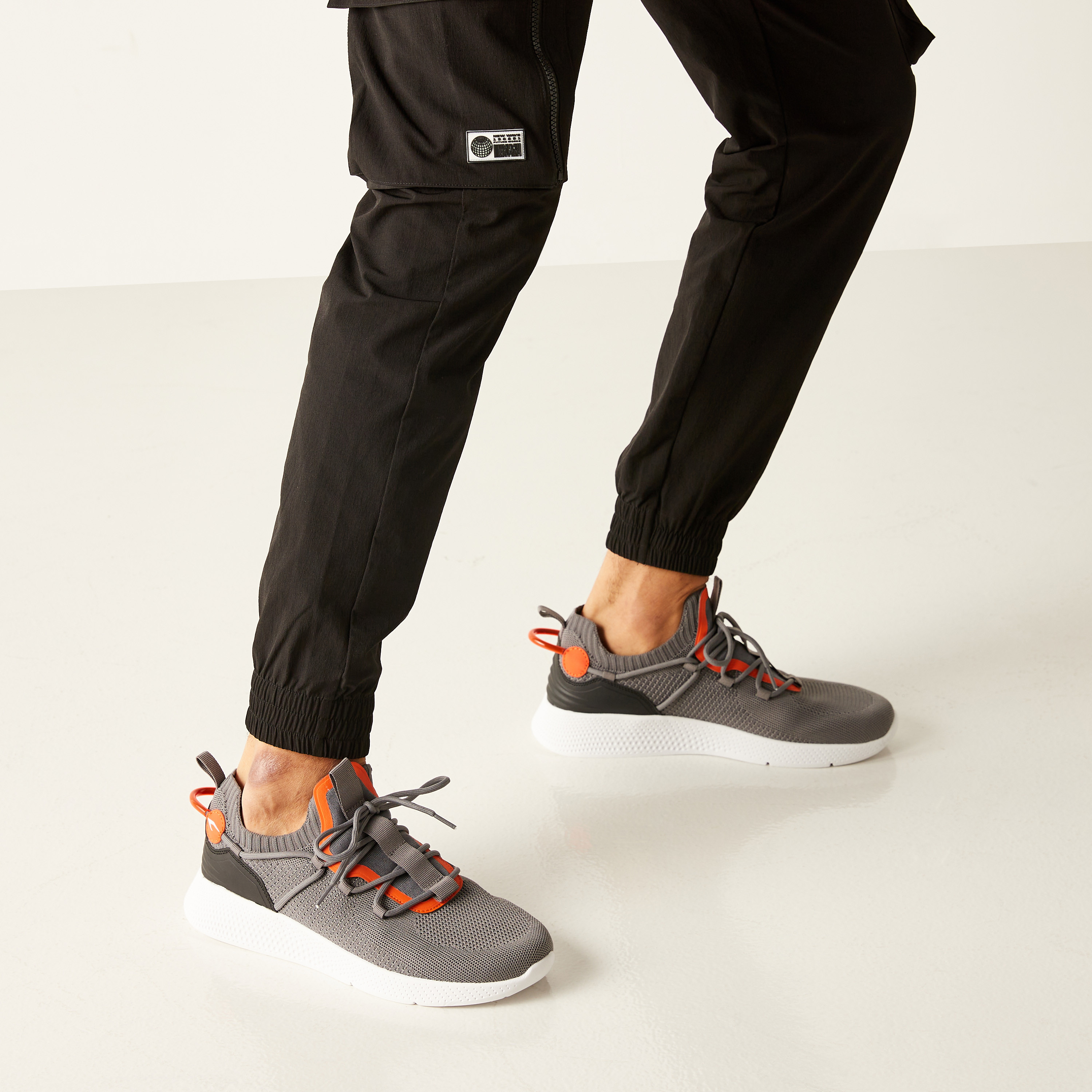 حذاء سنيكرز بارز الملمس بكاحل منخفض ورباط إغلاق من داش-sports-men-shoes-image-7