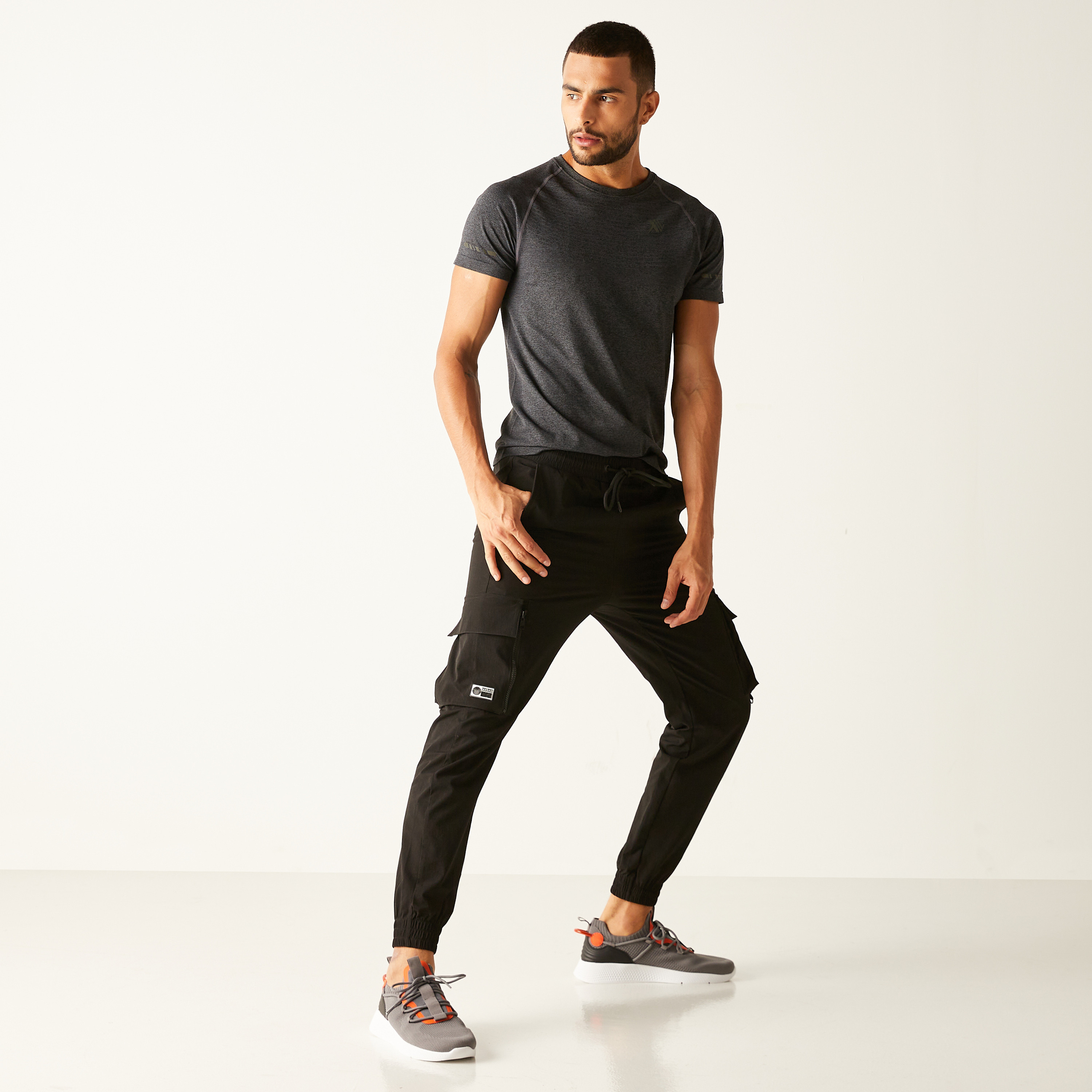 حذاء سنيكرز بارز الملمس بكاحل منخفض ورباط إغلاق من داش-sports-men-shoes-image-11