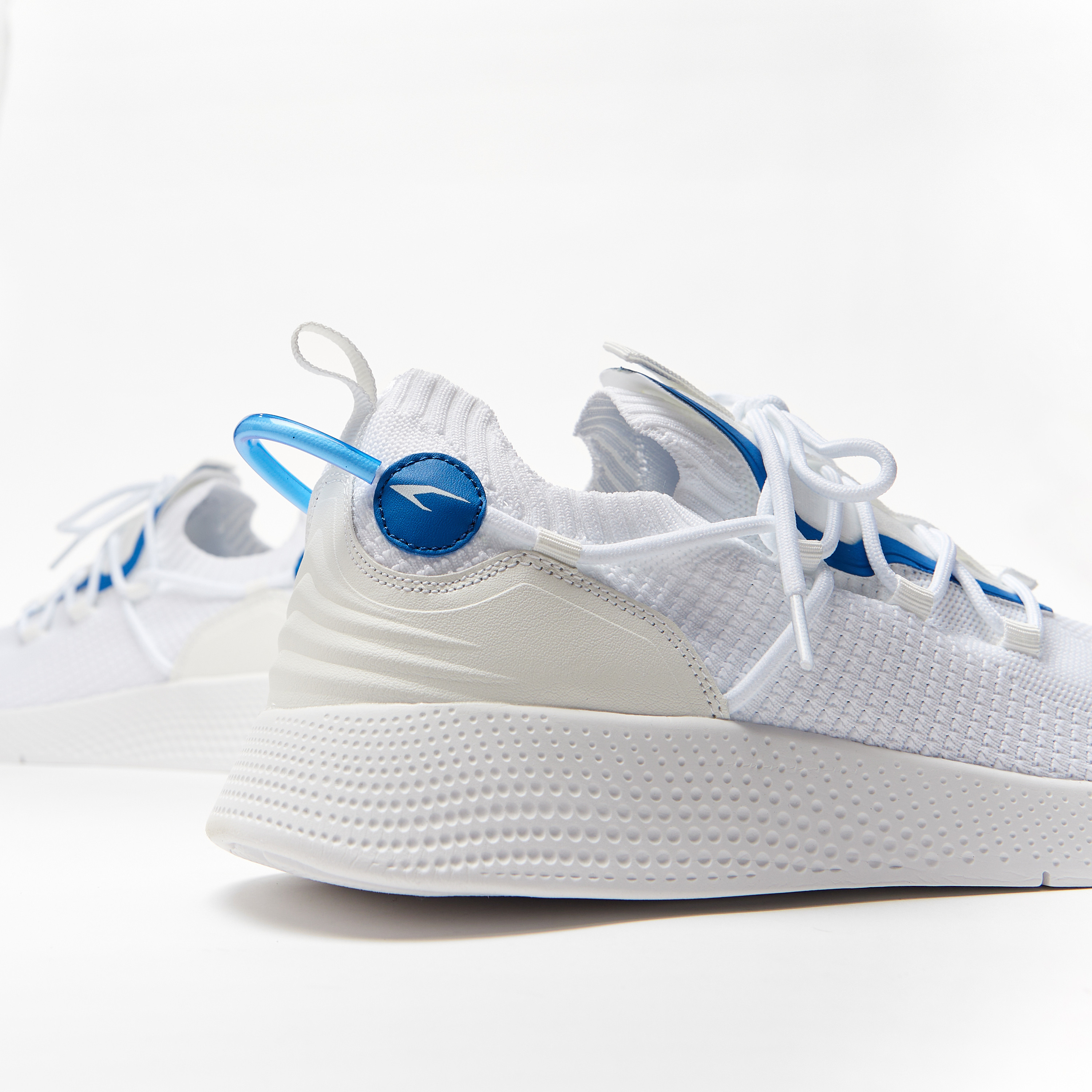 حذاء سنيكرز بارز الملمس بكاحل منخفض ورباط إغلاق من داش-sports-men-shoes-image-16