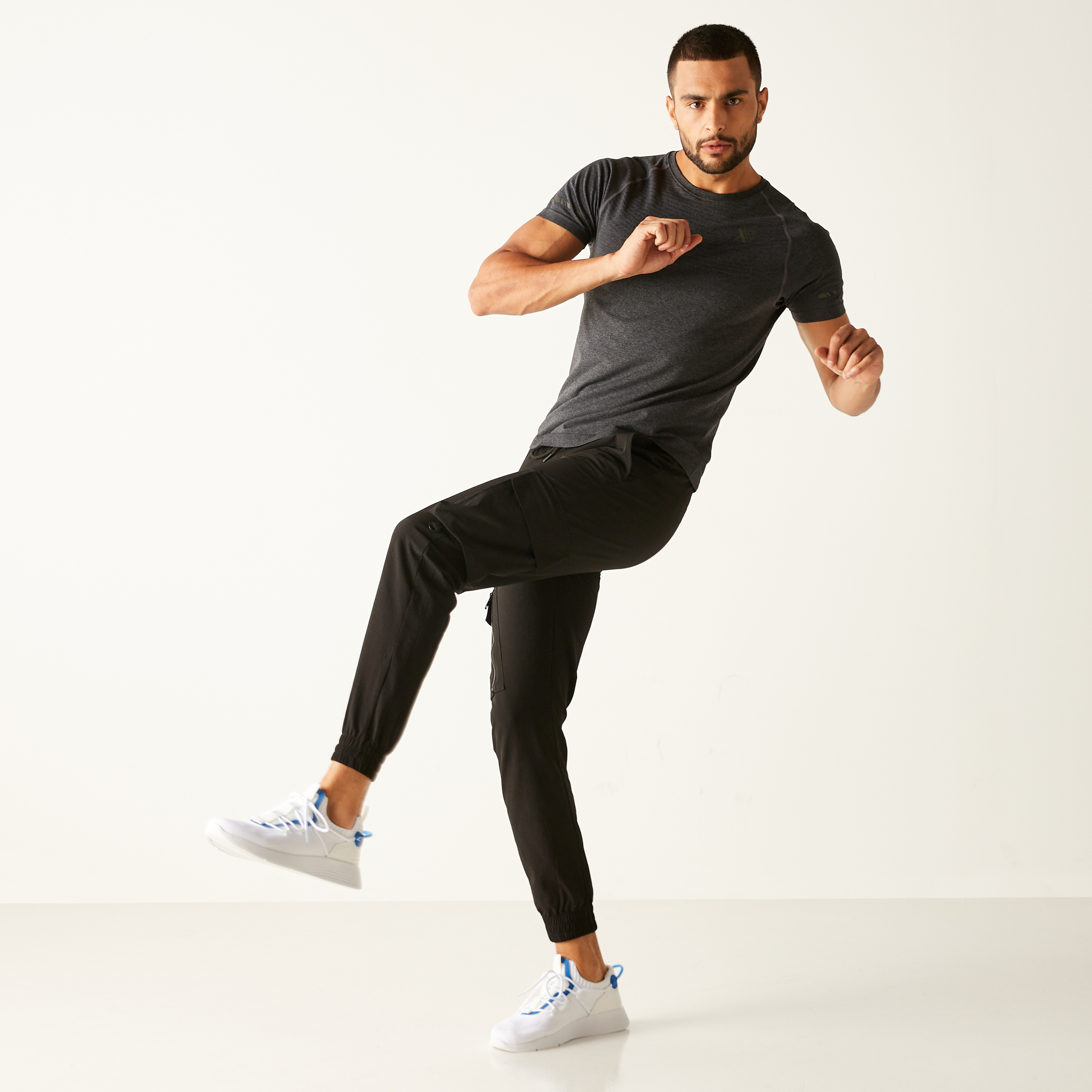 حذاء سنيكرز بارز الملمس بكاحل منخفض ورباط إغلاق من داش-sports-men-shoes-image-17