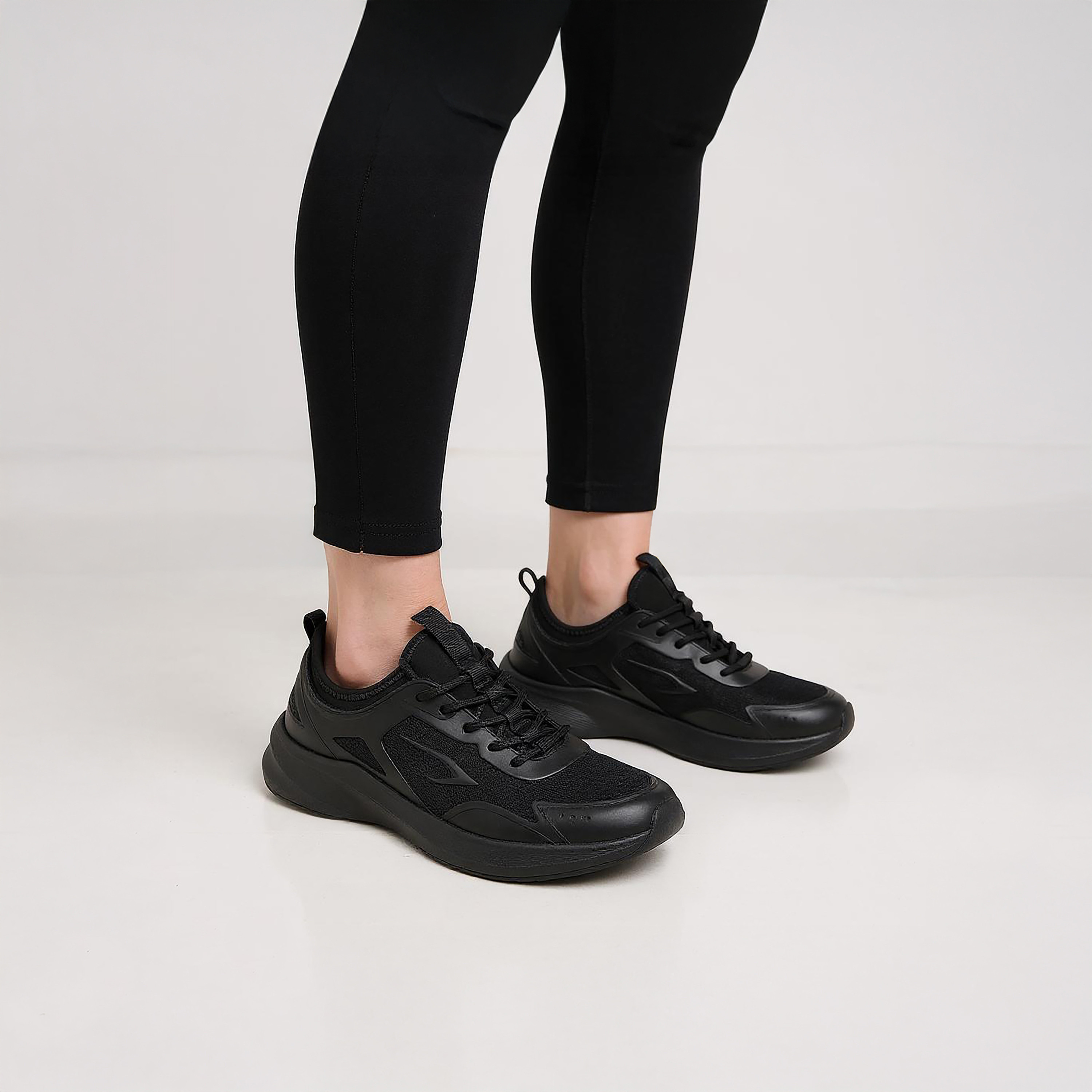 حذاء رياضي بألواح ورباط إغلاق من داش-women-shoes-sports-image-3