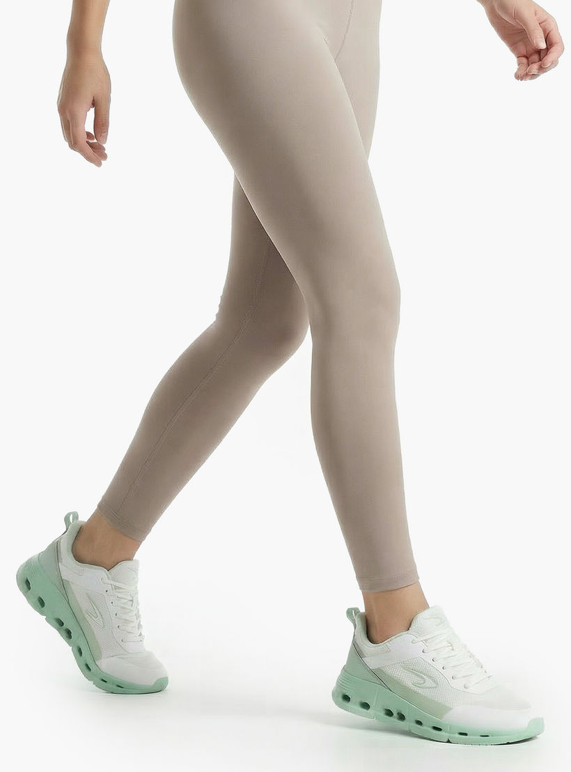 حذاء رياضي برباط إغلاق للنساء من داش-women-shoes-sports-image-6