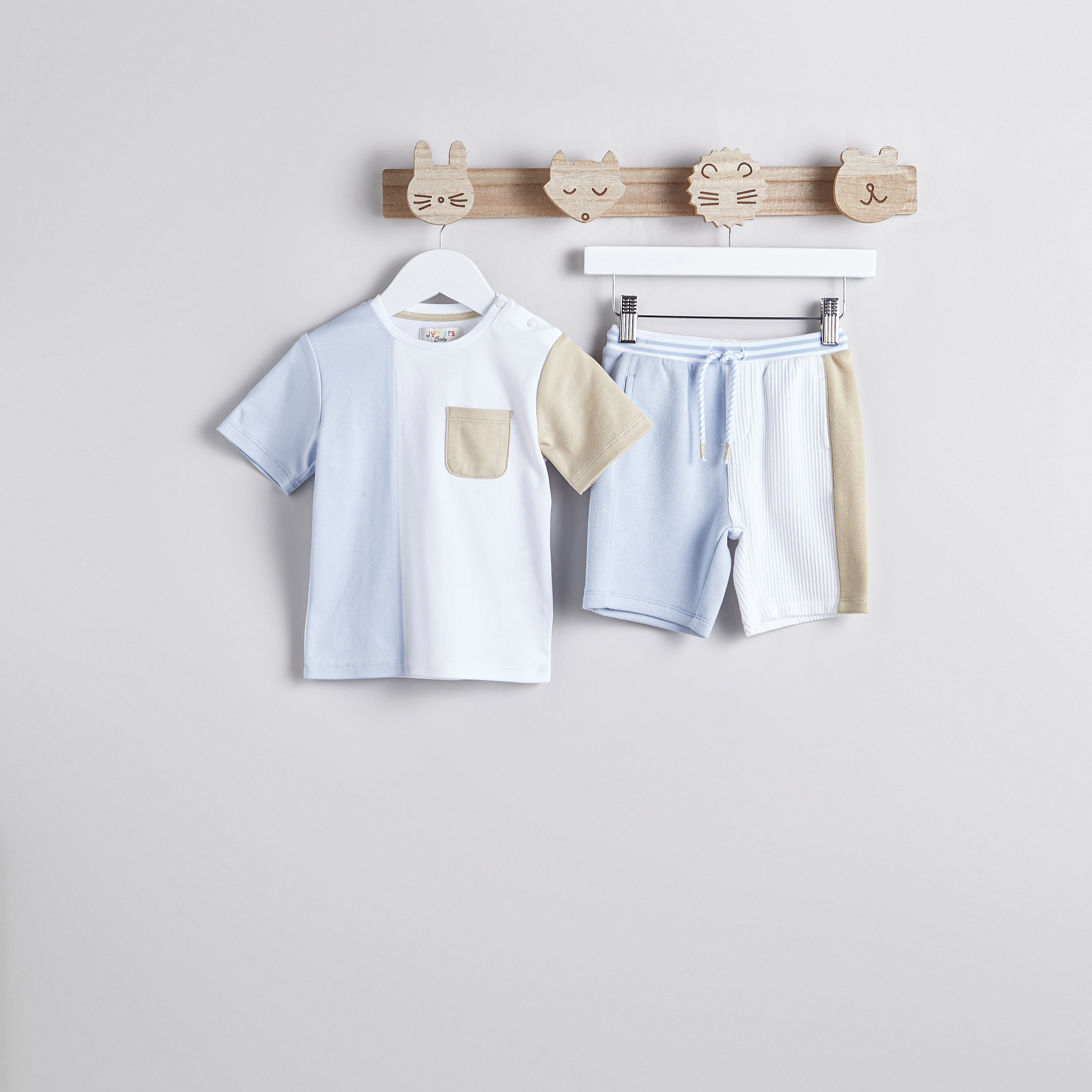 طقم تيشيرت بقوالب ملوّنة مع شورت من جونيورز-baby-boys-clothing-setsandcoords-image-1