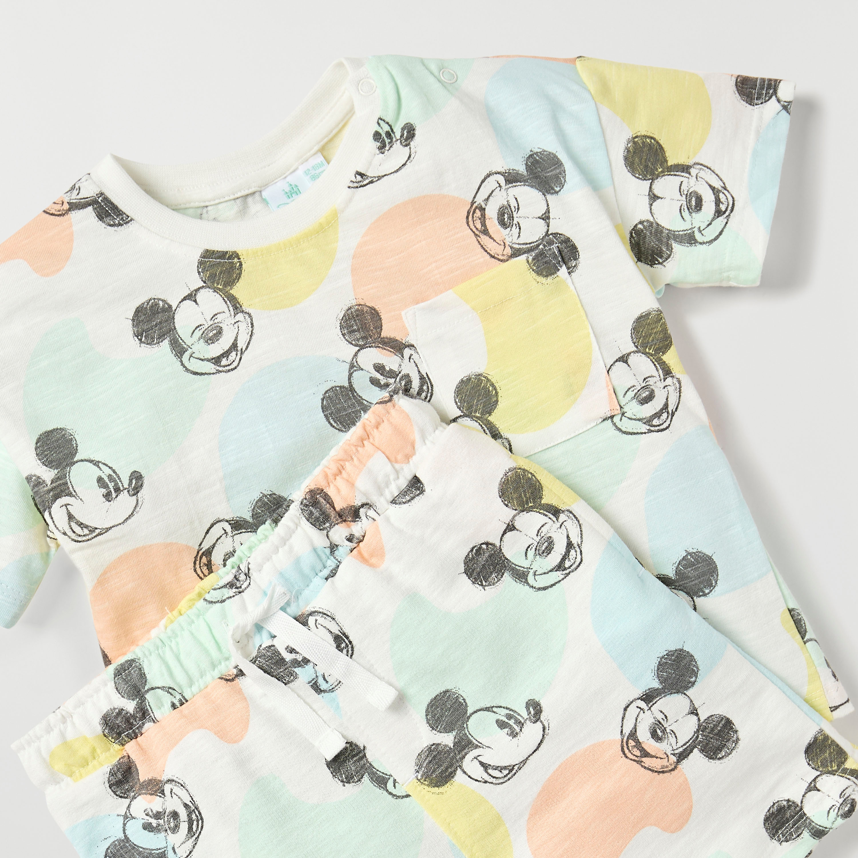 طقم تيشيرت بطبعات ميكي ماوس وشورت من ديزني-baby-boys-clothing-setsandcoords-image-4