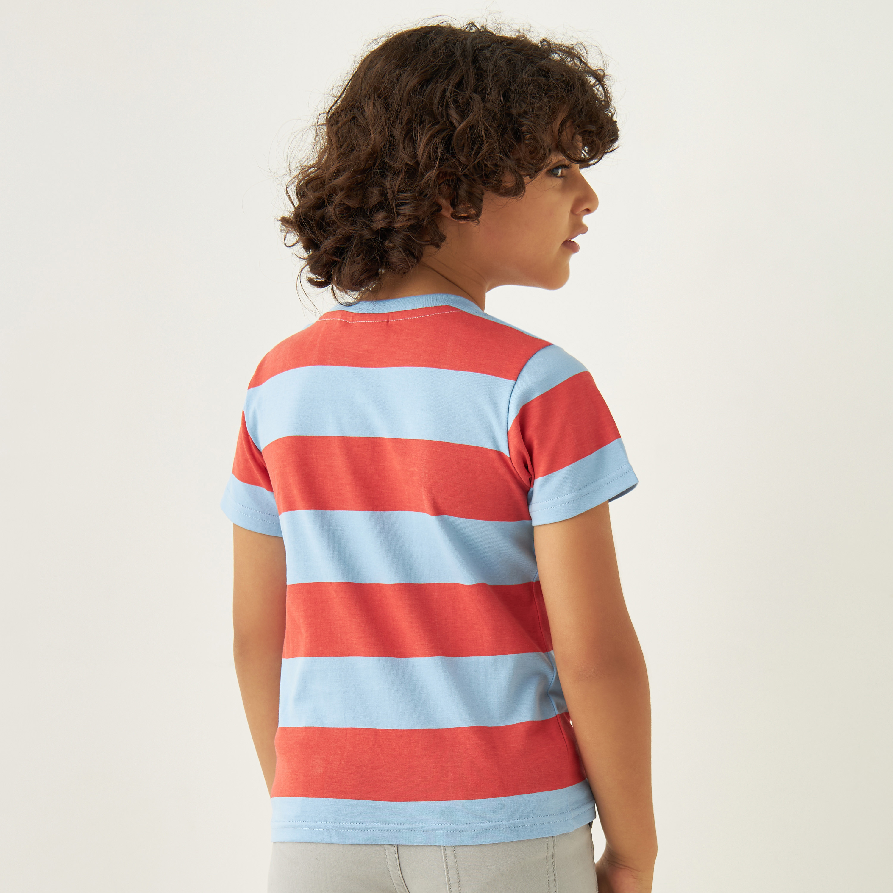 تيشيرت مخطط بياقة ضيّقة وأكمام قصيرة من جونيورز-boys-clothing-tshirtsandpolos-image-3