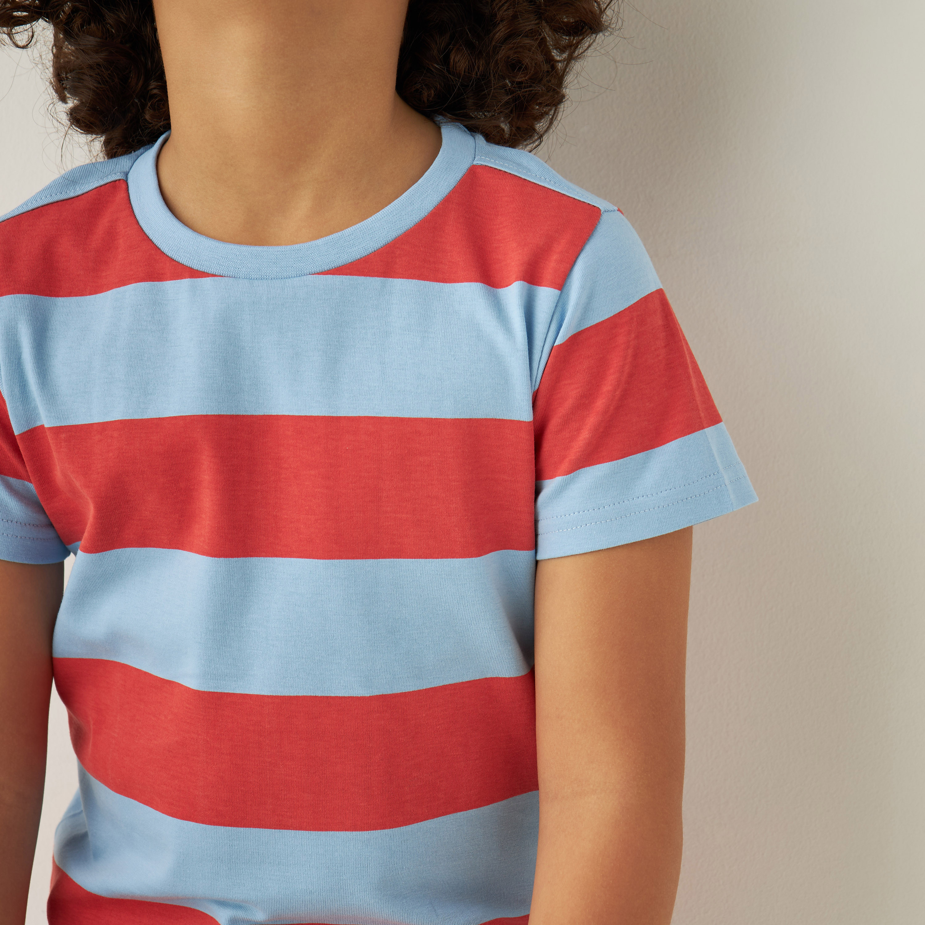 تيشيرت مخطط بياقة ضيّقة وأكمام قصيرة من جونيورز-boys-clothing-tshirtsandpolos-image-4