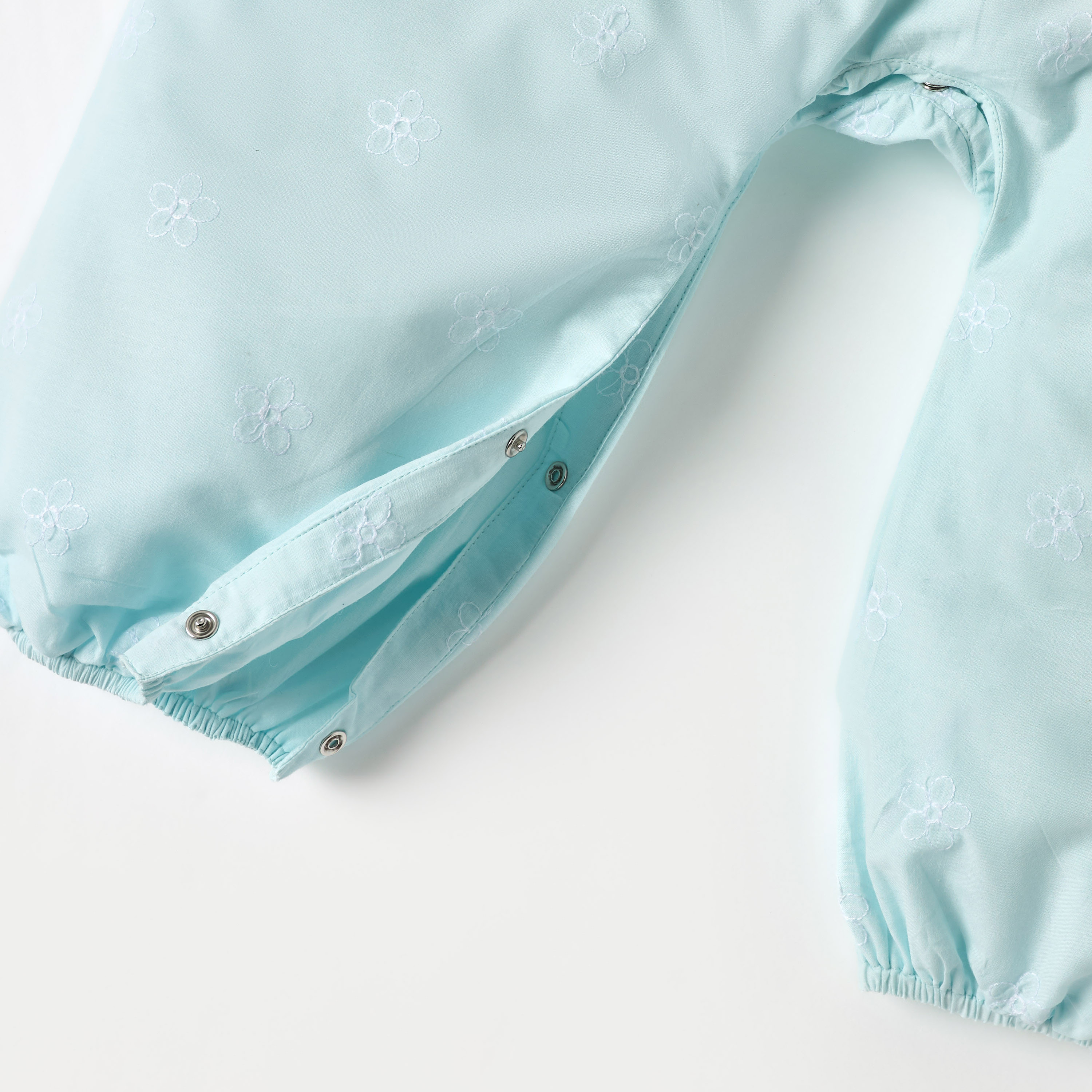 رومبر دون أكمام مطرز بالأزهار وبزر إغلاق من جونيورز-baby-girls-clothing-rompers-image-4