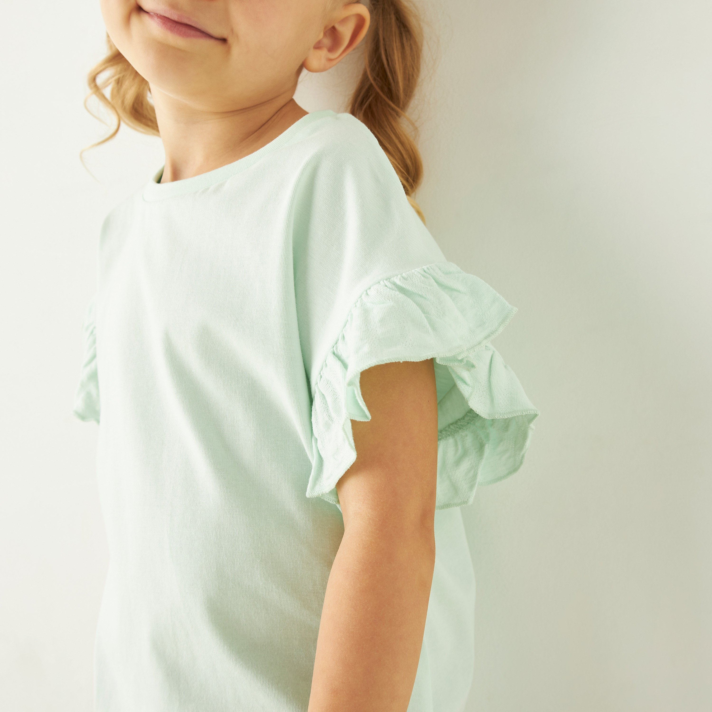 تيشيرت سادة بياقة مستديرة وأكمام قصيرة كشكش من جونيورز-girls-clothing-tshirts-image-4