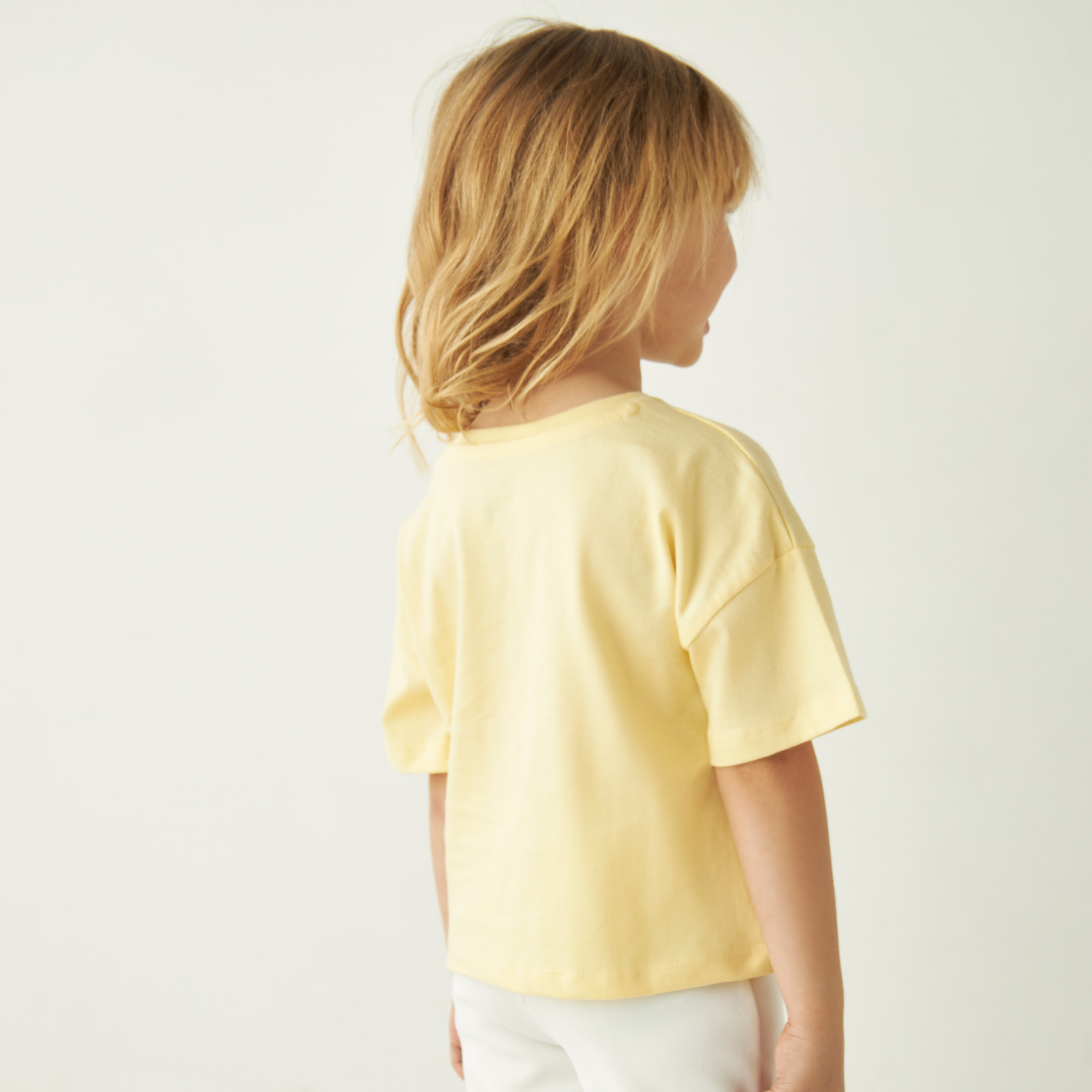 تيشيرت بقصة فضفاضة وطبعات جرافيك من جونيورز-girls-clothing-tshirts-image-3
