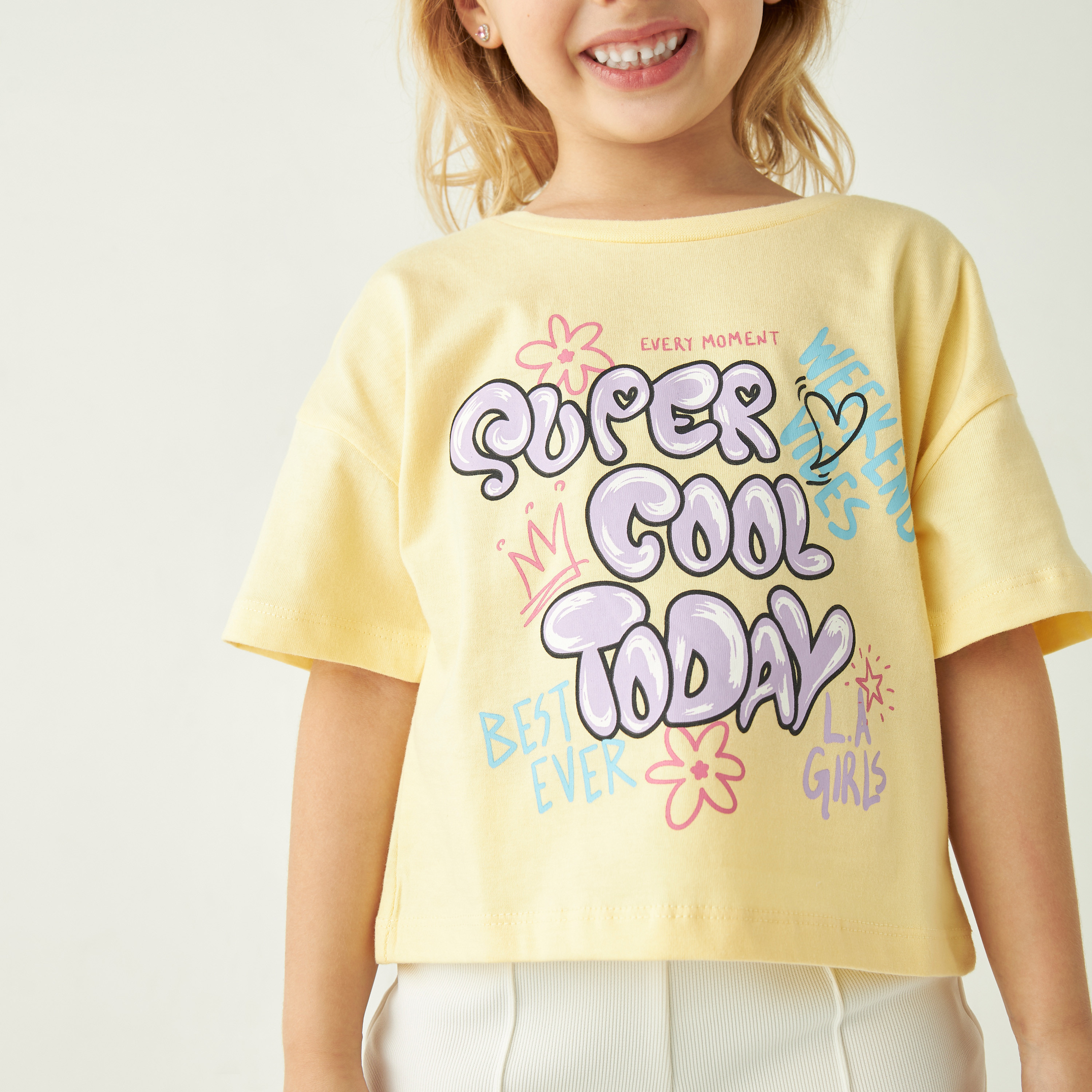 تيشيرت بقصة فضفاضة وطبعات جرافيك من جونيورز-girls-clothing-tshirts-image-4