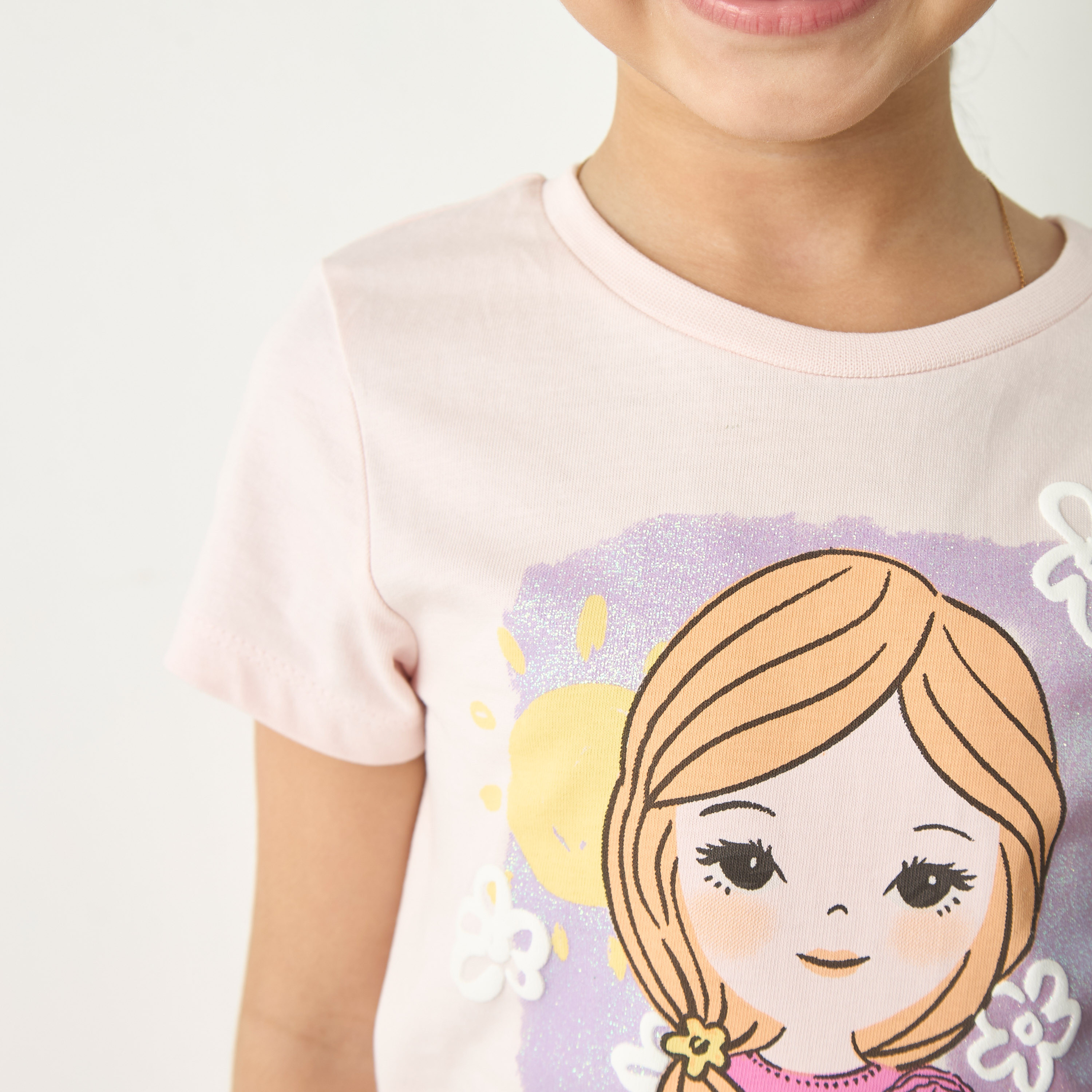 تيشيرت بياقة ضيقة وأكمام قصيرة وطبعات جرافيك من جونيورز-girls-clothing-tshirts-image-4