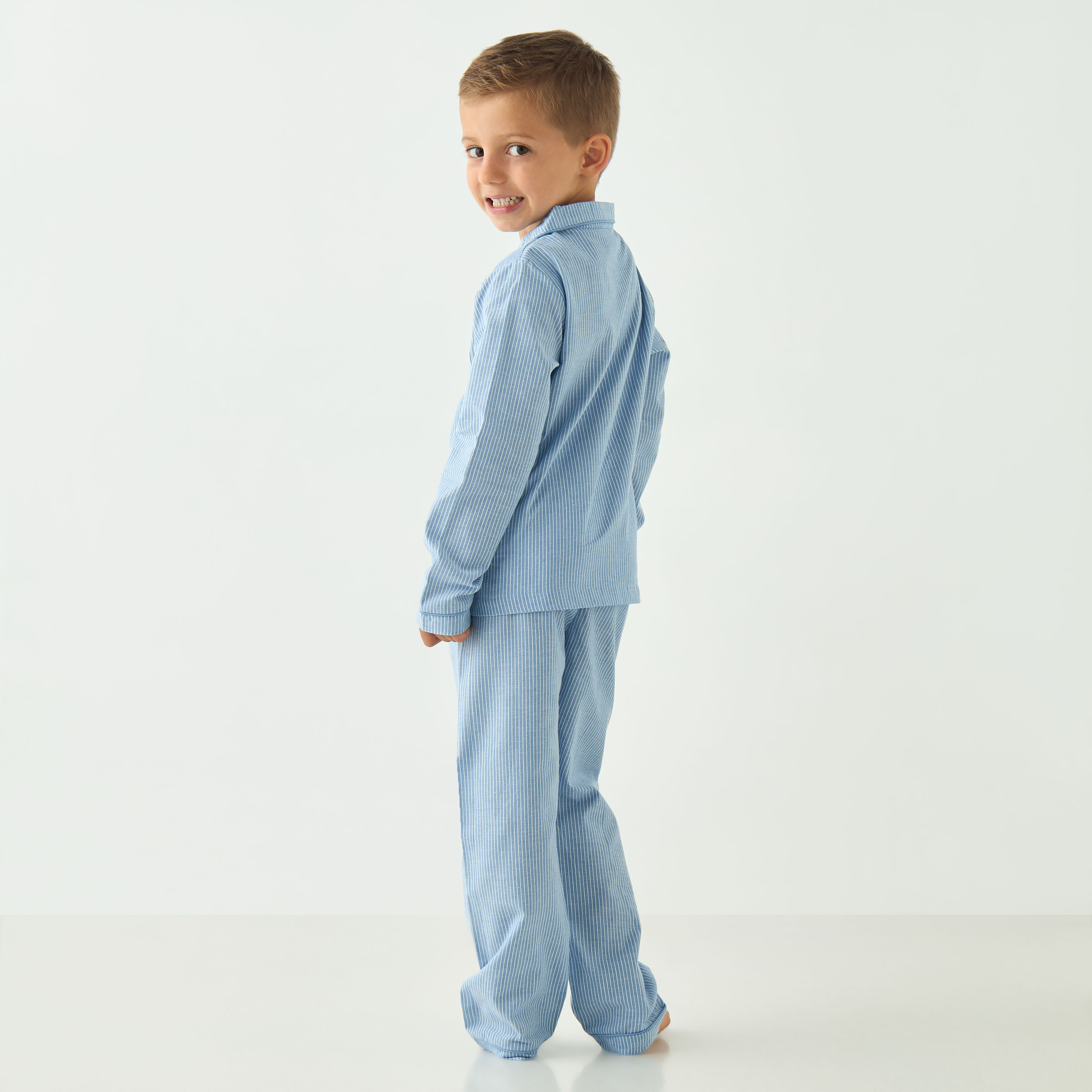 طقم بنطلون بيجاما وقميص مخطط من جونيورز-boys-clothing-nightwear-image-4