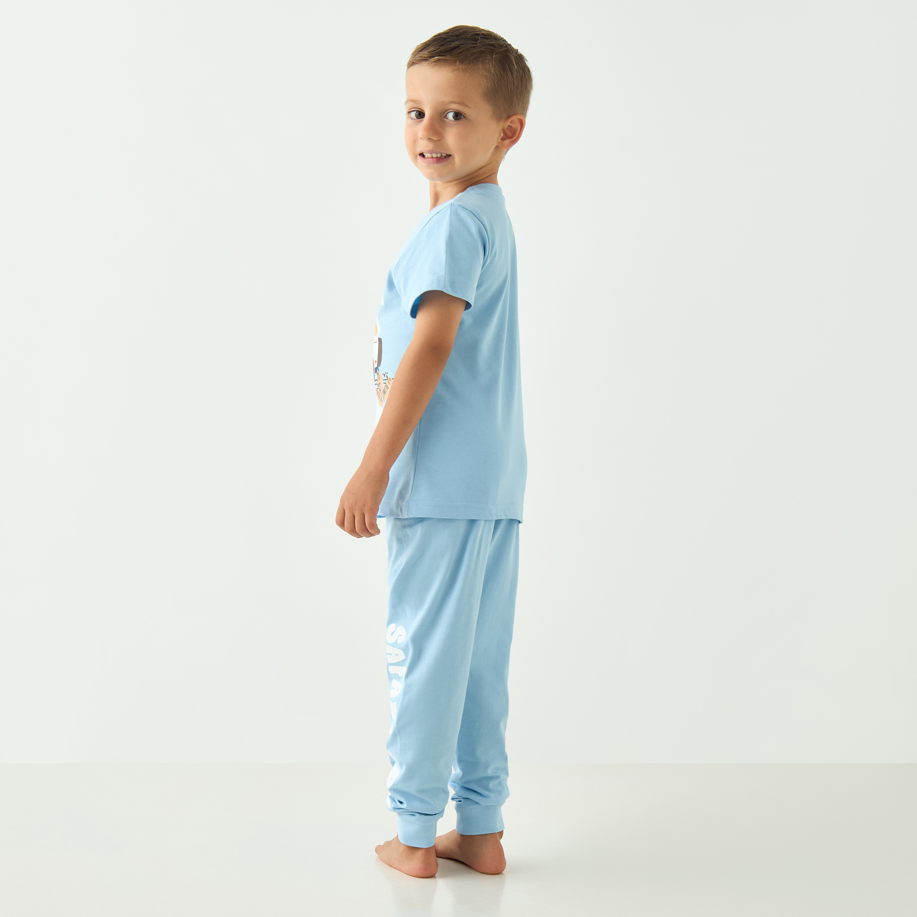 بنطلون بيجاما وتيشيرت بطبعات سفاري من جونيورز - مجموعة من طقمين-boys-clothing-nightwear-image-4