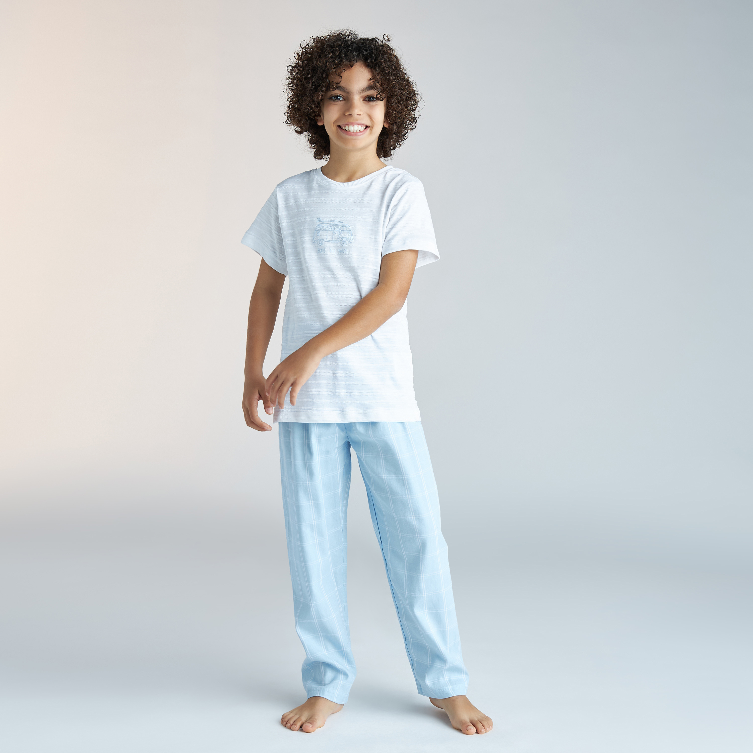 طقم تيشيرت مخطط وبنطلون بيجاما مربعات من جونيورز-boys-clothing-nightwear-image-1