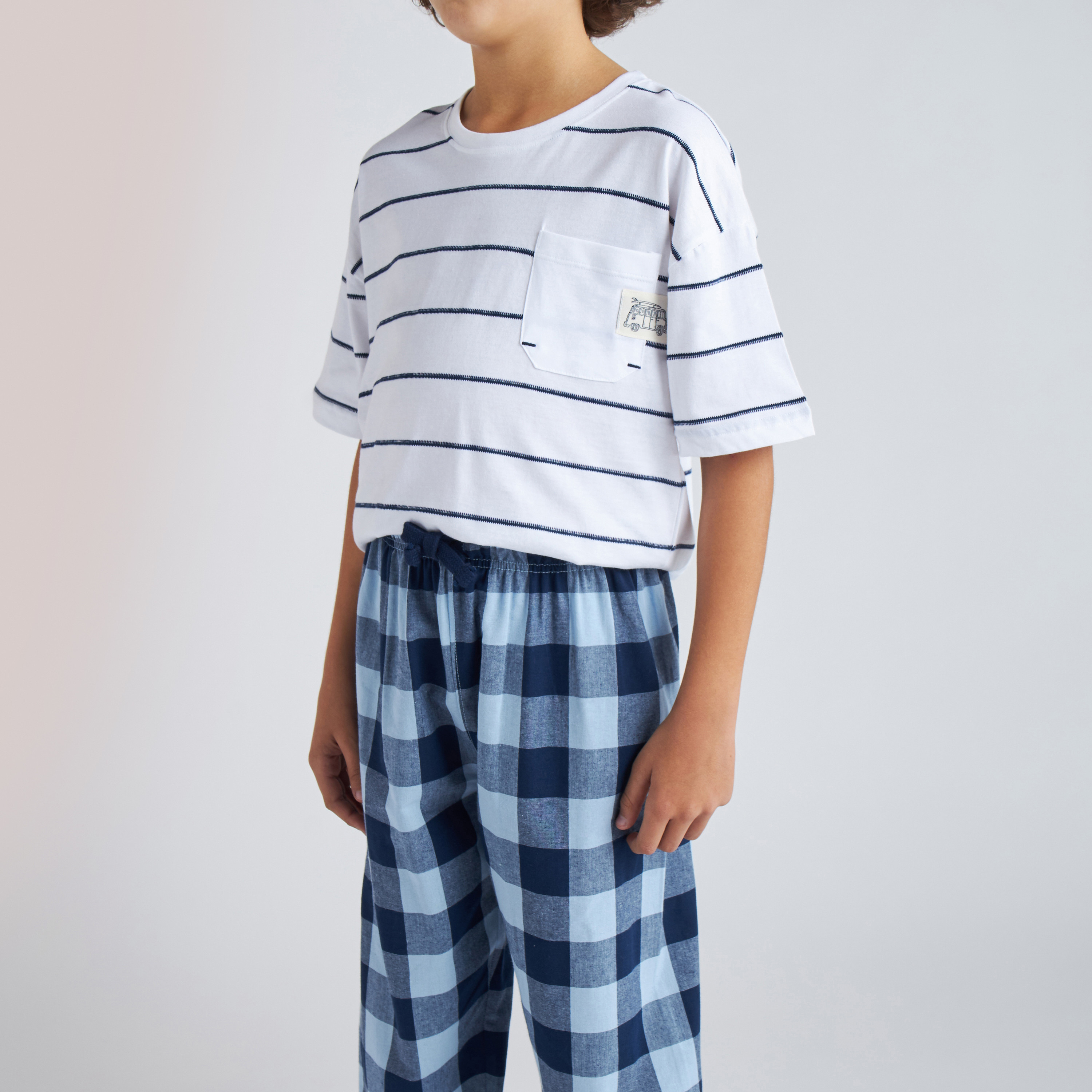 طقم بنطلون بيجاما وتيشيرت قطن مقلّم من جونيورز-boys-clothing-nightwear-image-4