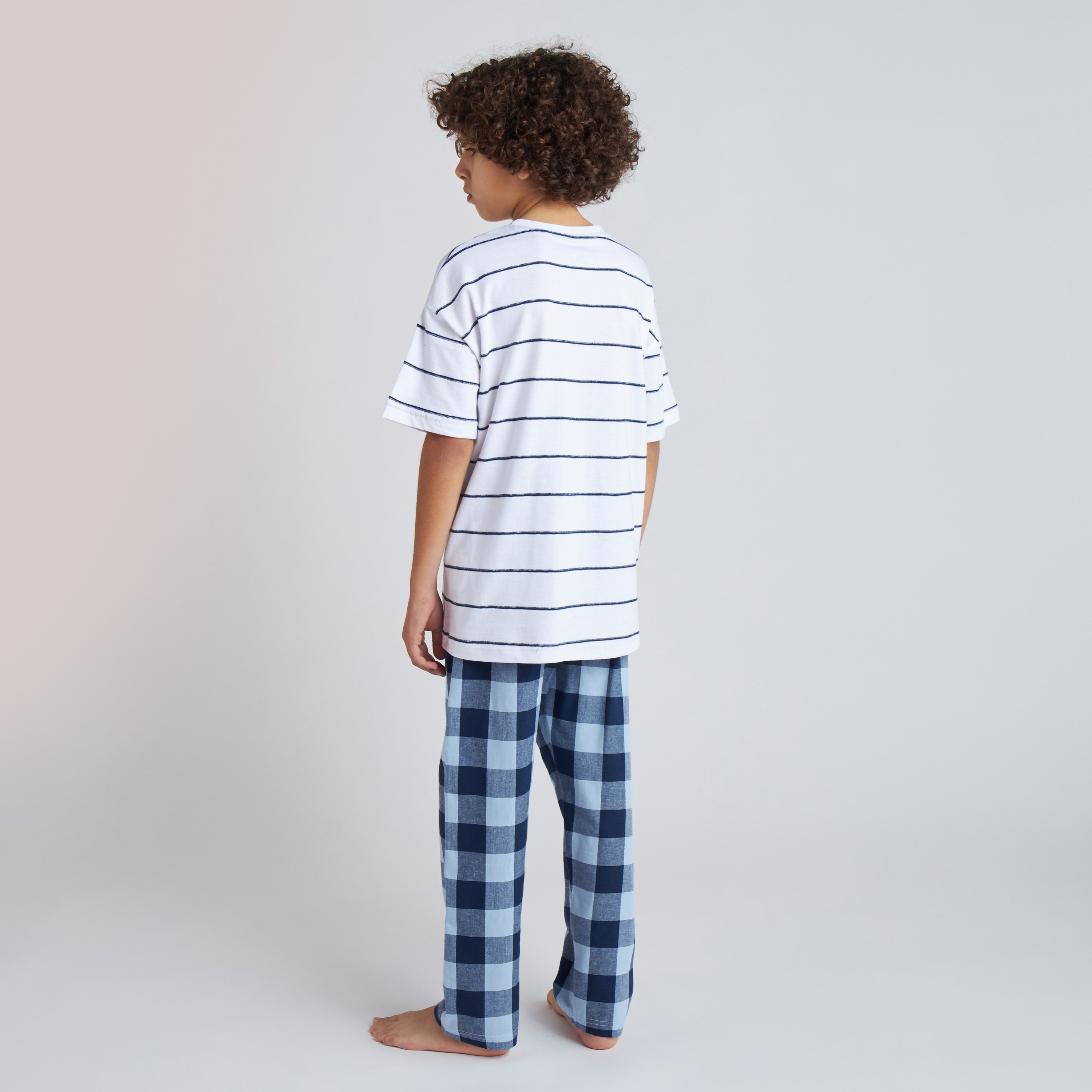 طقم بنطلون بيجاما وتيشيرت قطن مقلّم من جونيورز-boys-clothing-nightwear-image-5