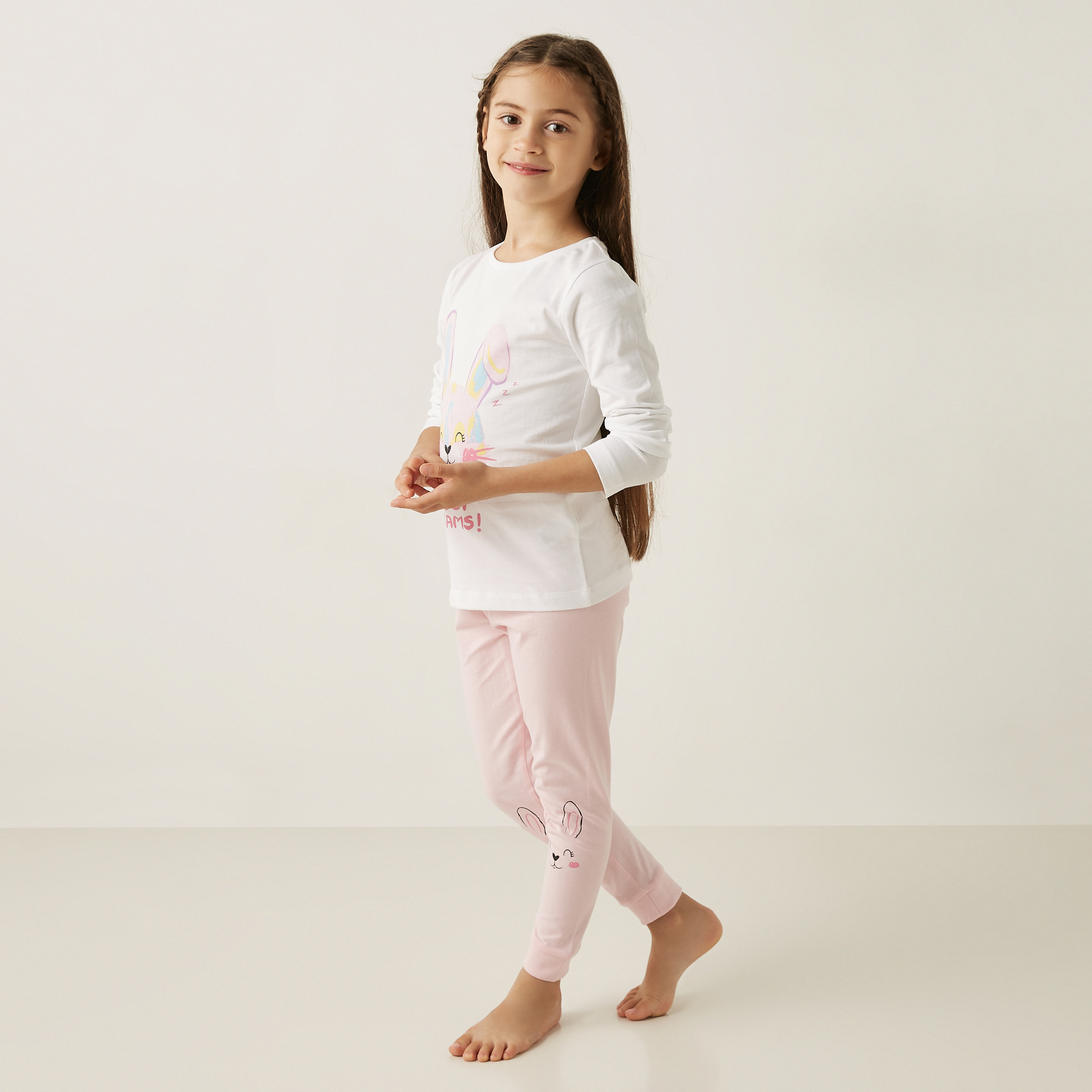 طقم تيشيرت بأكمام طويلة وطبعات أرنب وبنطلون بيجاما من جونيورز-girls-clothing-nightwear-image-1