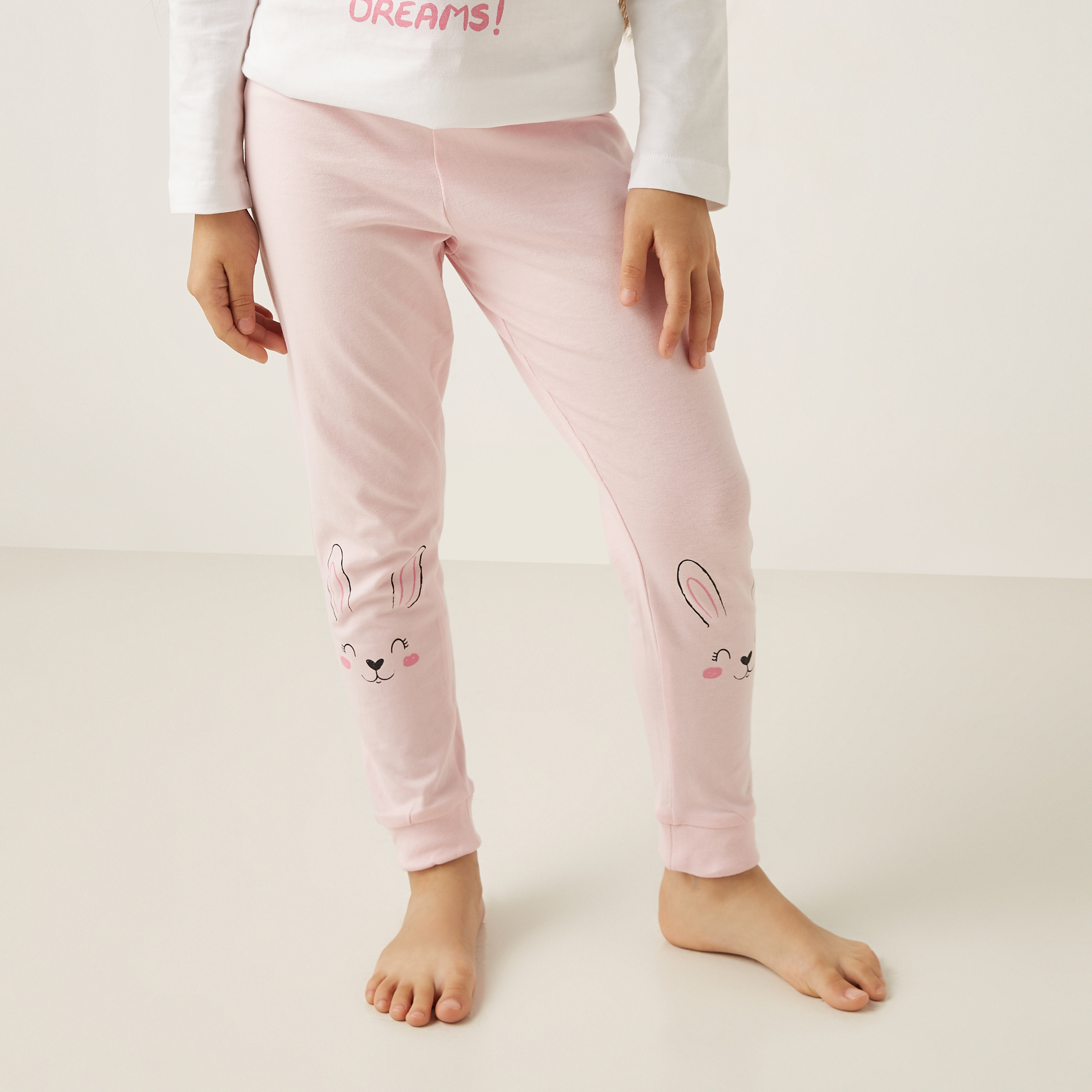 طقم تيشيرت بأكمام طويلة وطبعات أرنب وبنطلون بيجاما من جونيورز-girls-clothing-nightwear-image-3