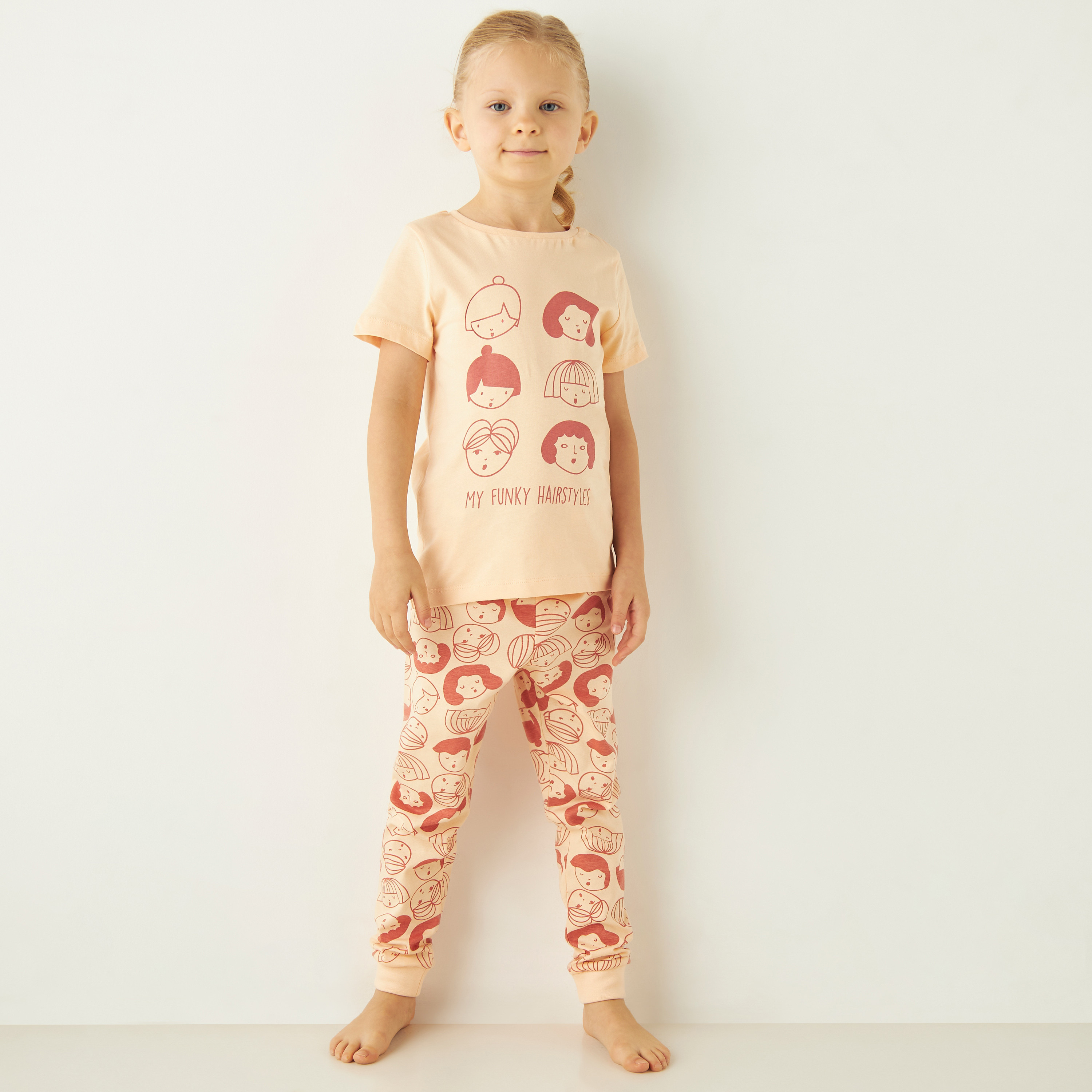 طقم بنطلون بيجاما بخصر مطاطي وتيشيرت بأكمام قصيرة وطبعات جرافيك من جونيورز-girls-clothing-nightwear-image-1
