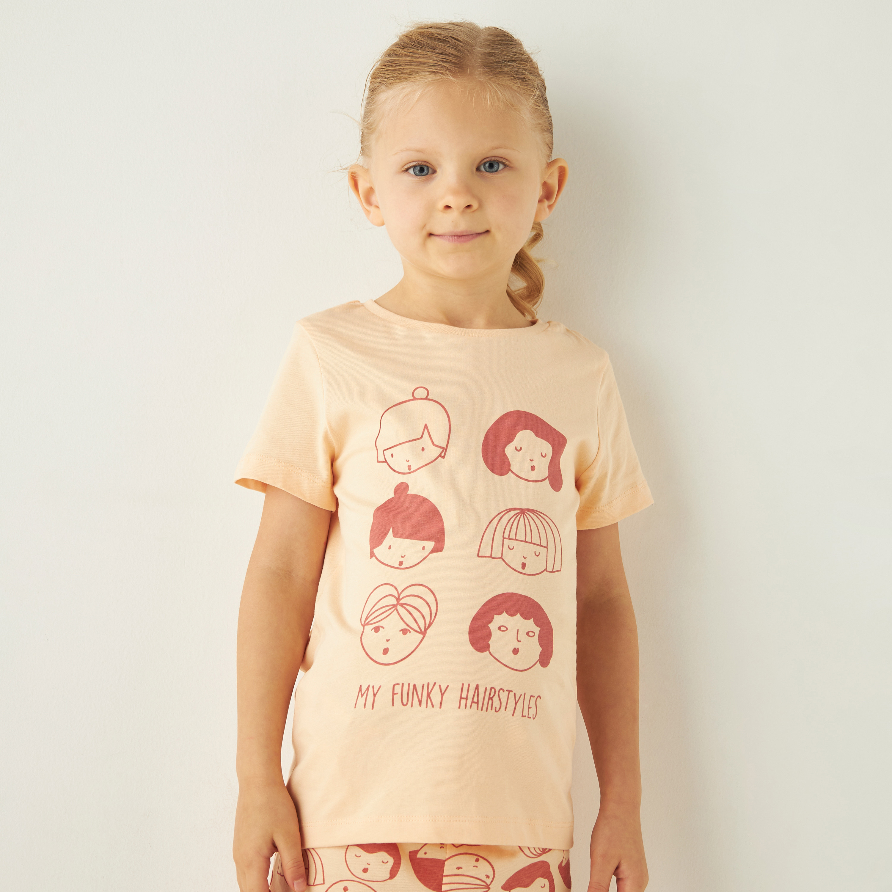 طقم بنطلون بيجاما بخصر مطاطي وتيشيرت بأكمام قصيرة وطبعات جرافيك من جونيورز-girls-clothing-nightwear-image-2