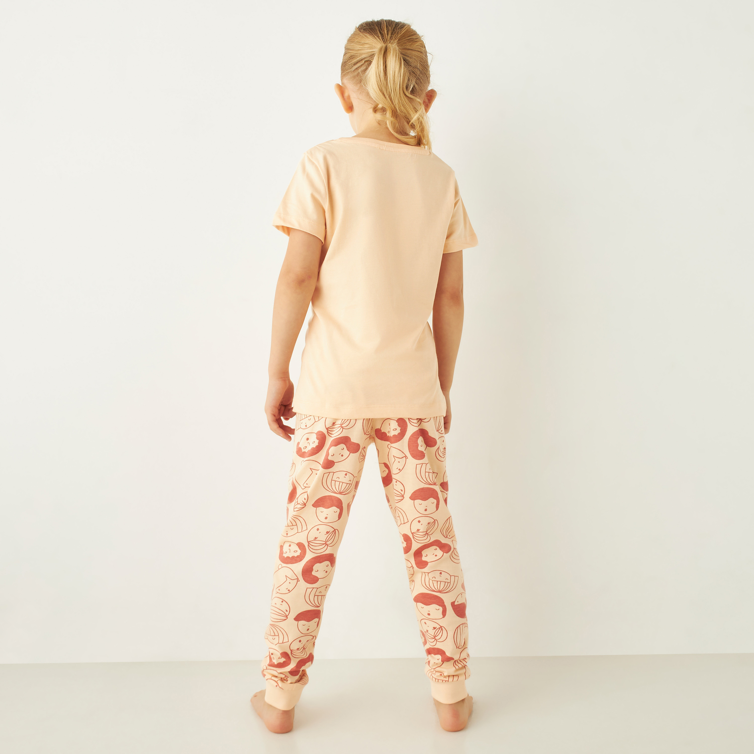 طقم بنطلون بيجاما بخصر مطاطي وتيشيرت بأكمام قصيرة وطبعات جرافيك من جونيورز-girls-clothing-nightwear-image-4