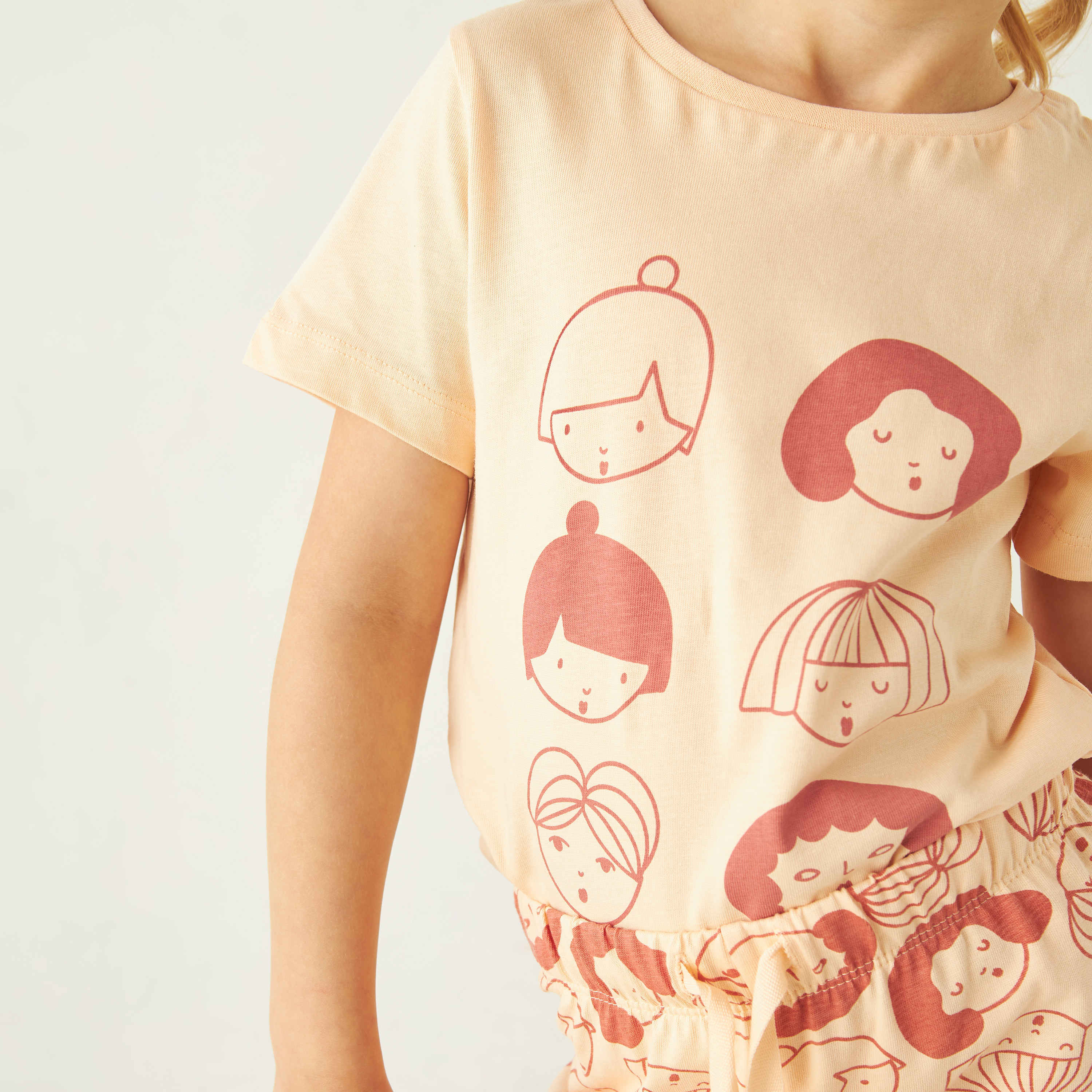 طقم بنطلون بيجاما بخصر مطاطي وتيشيرت بأكمام قصيرة وطبعات جرافيك من جونيورز-girls-clothing-nightwear-image-5