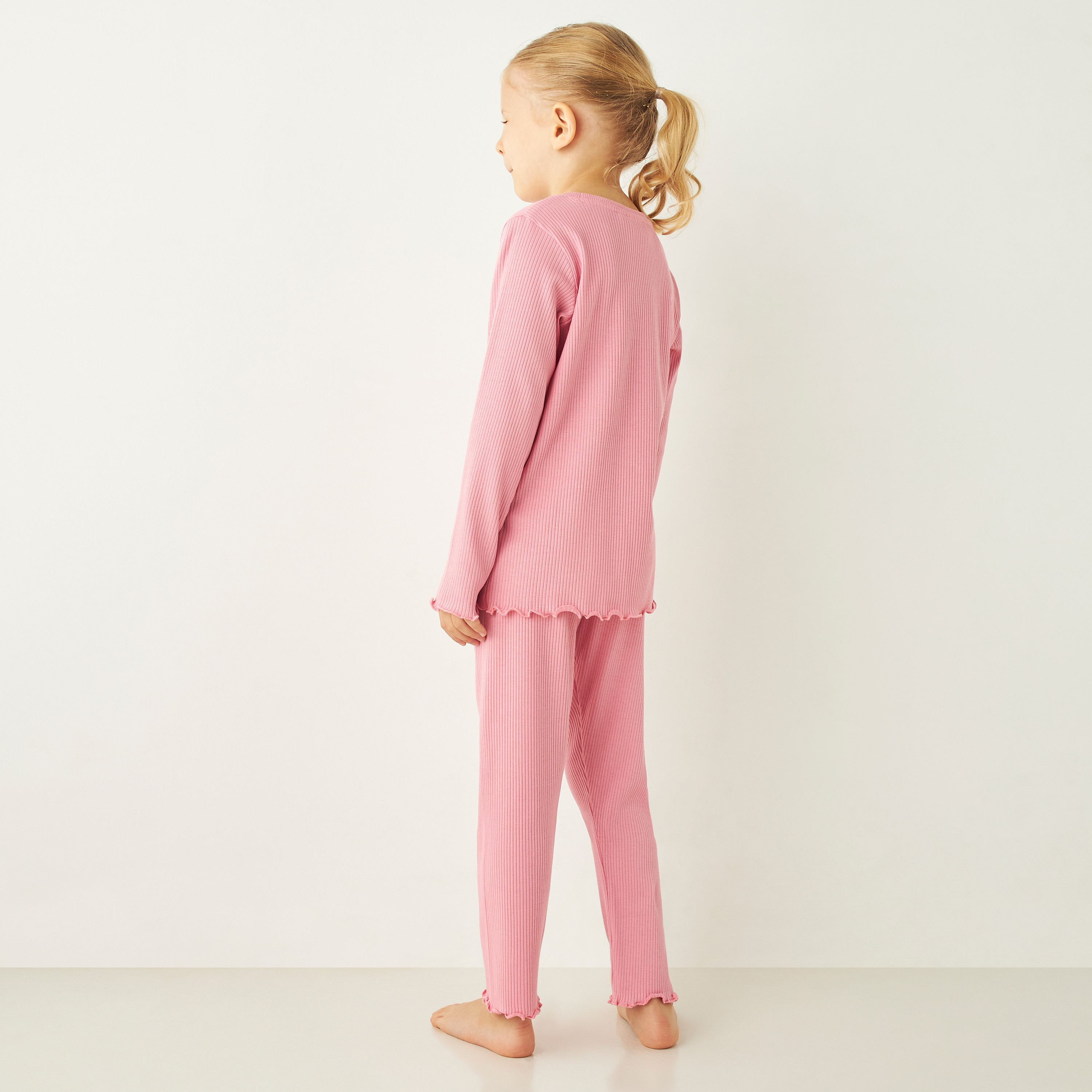 طقم بنطلون بيجاما مطاطي وتيشيرت مضلع بأكمام طويلة من جونيورز-girls-clothing-nightwear-image-4