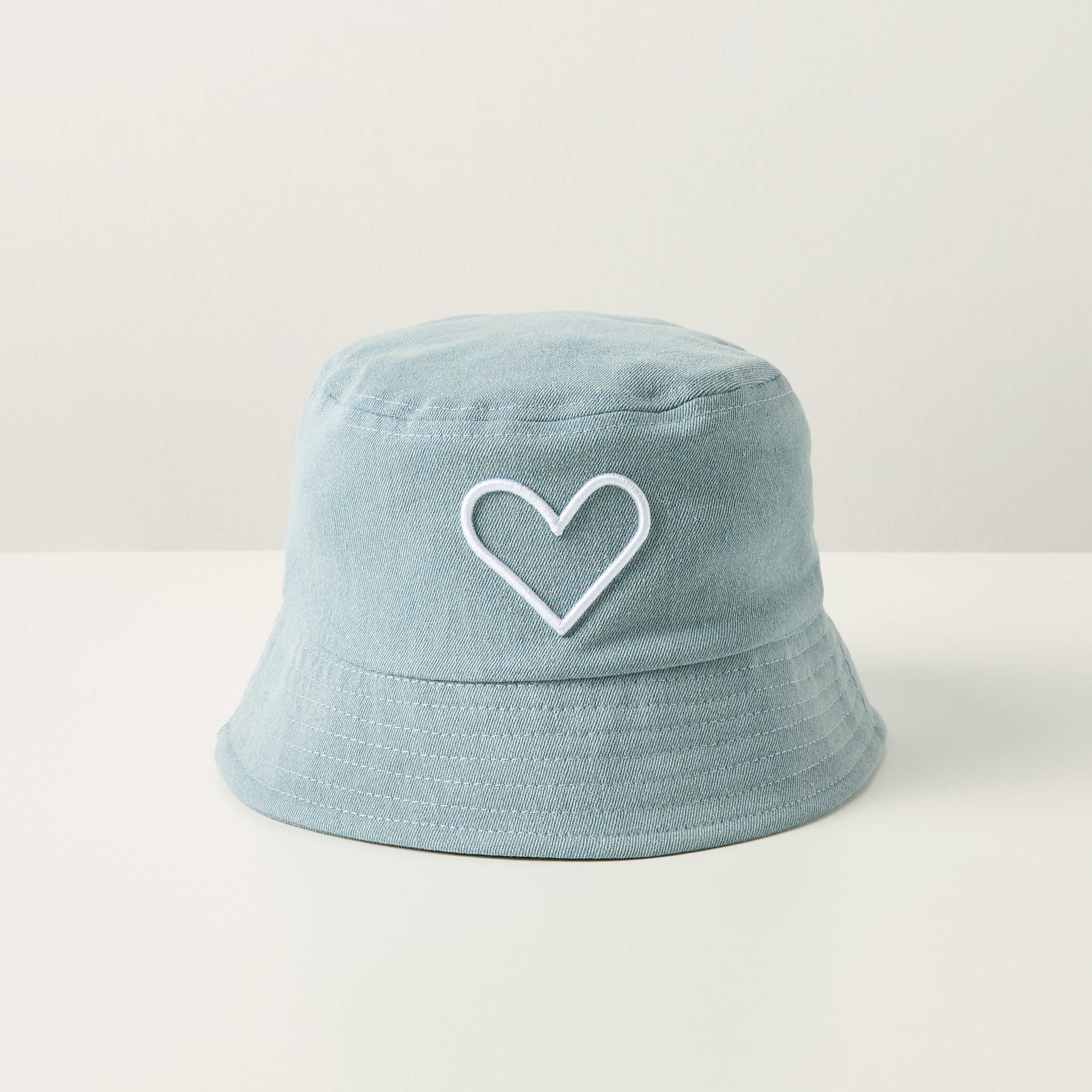 قبعة دلو دينم بتطريز قلب من جونيورز-baby-girls-accessories-caps-image-1