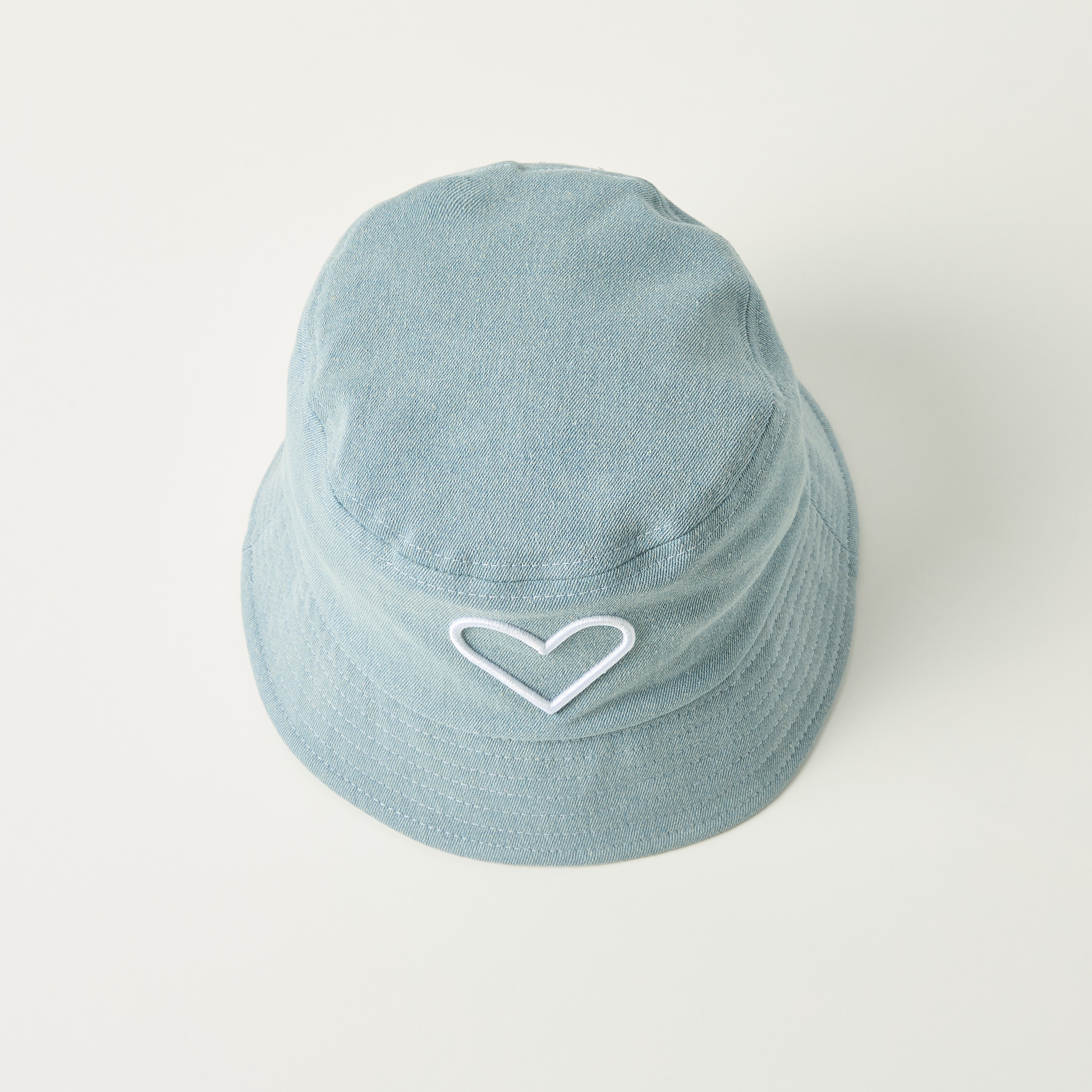 قبعة دلو دينم بتطريز قلب من جونيورز-baby-girls-accessories-caps-image-2