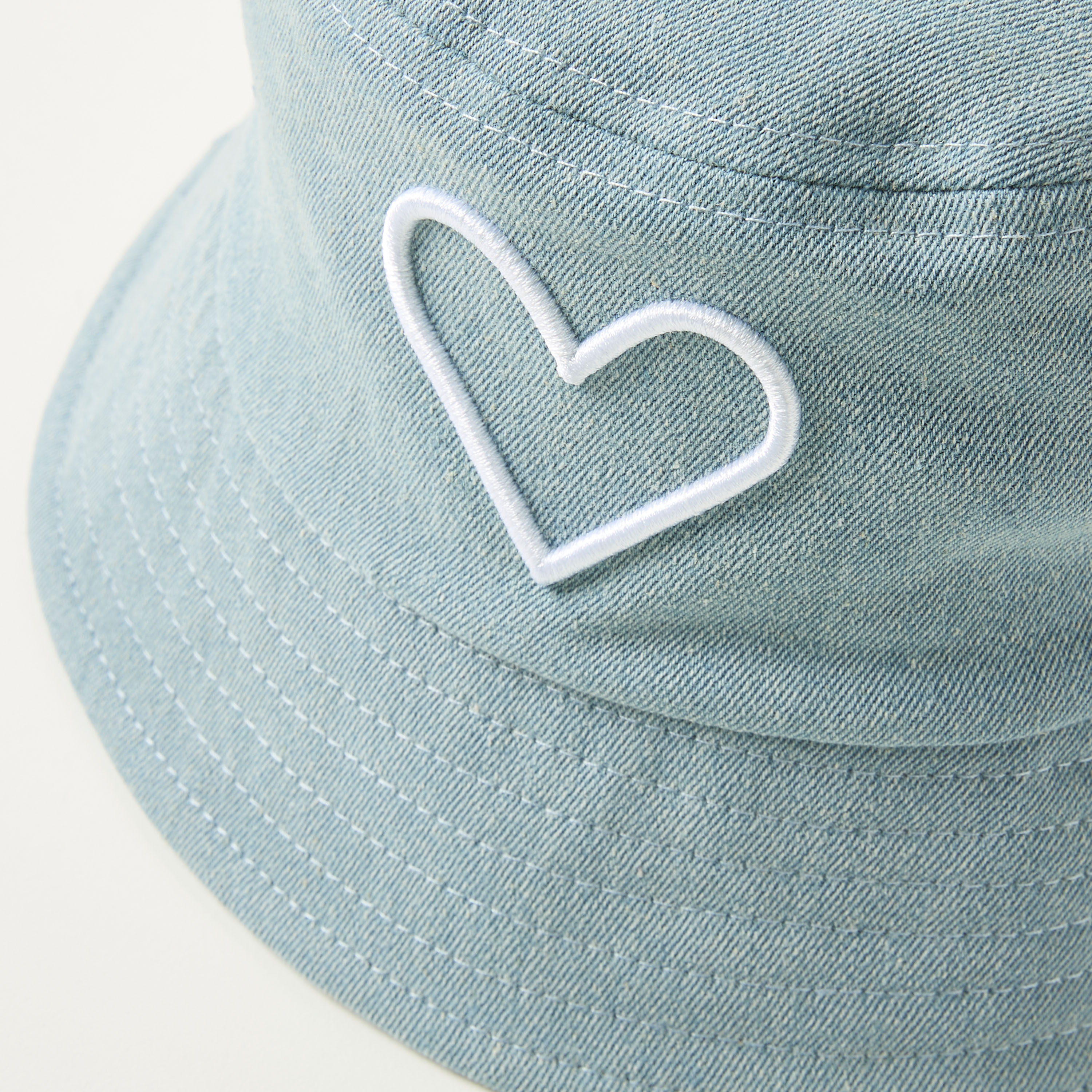 قبعة دلو دينم بتطريز قلب من جونيورز-baby-girls-accessories-caps-image-3