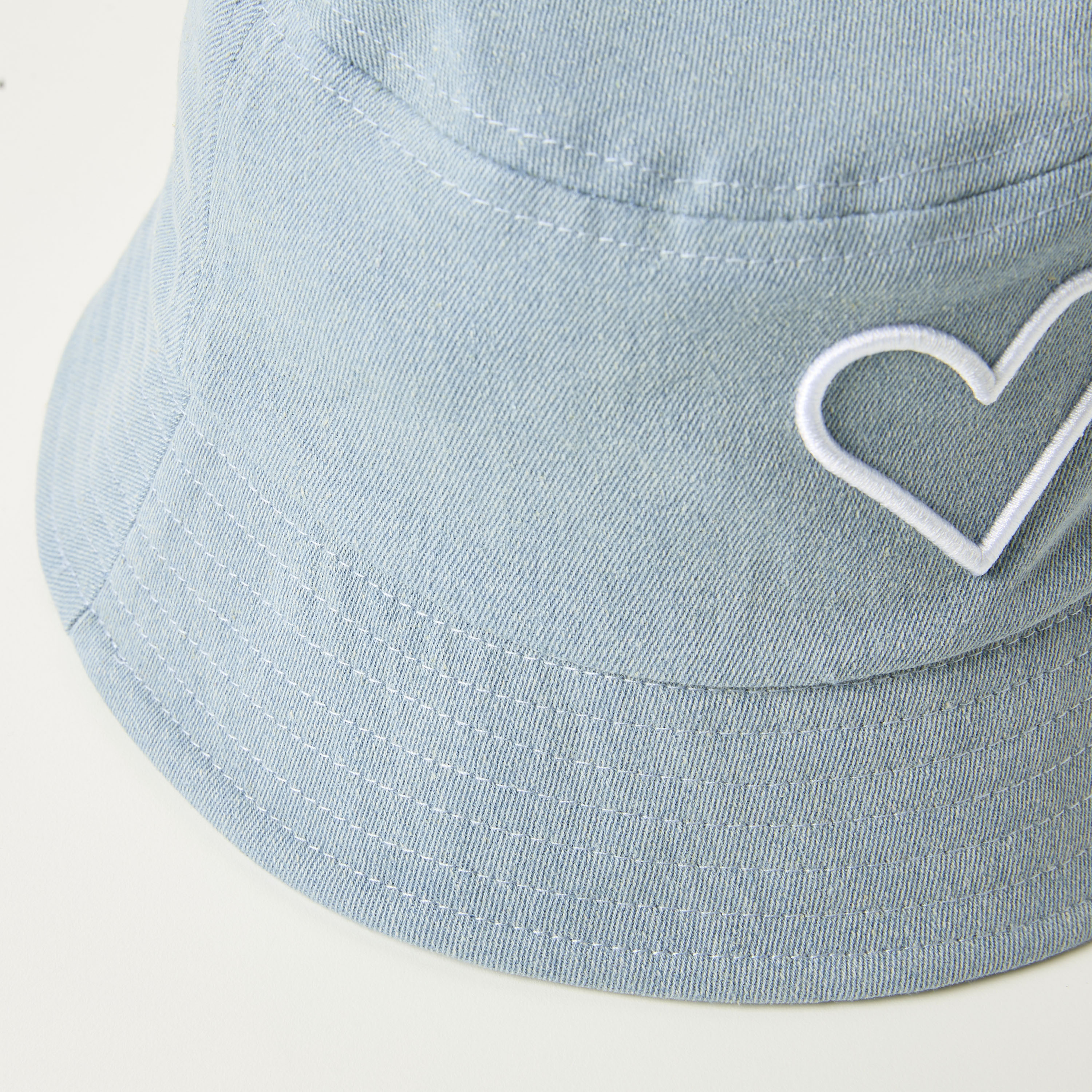 قبعة دلو دينم بتطريز قلب من جونيورز-baby-girls-accessories-caps-image-5