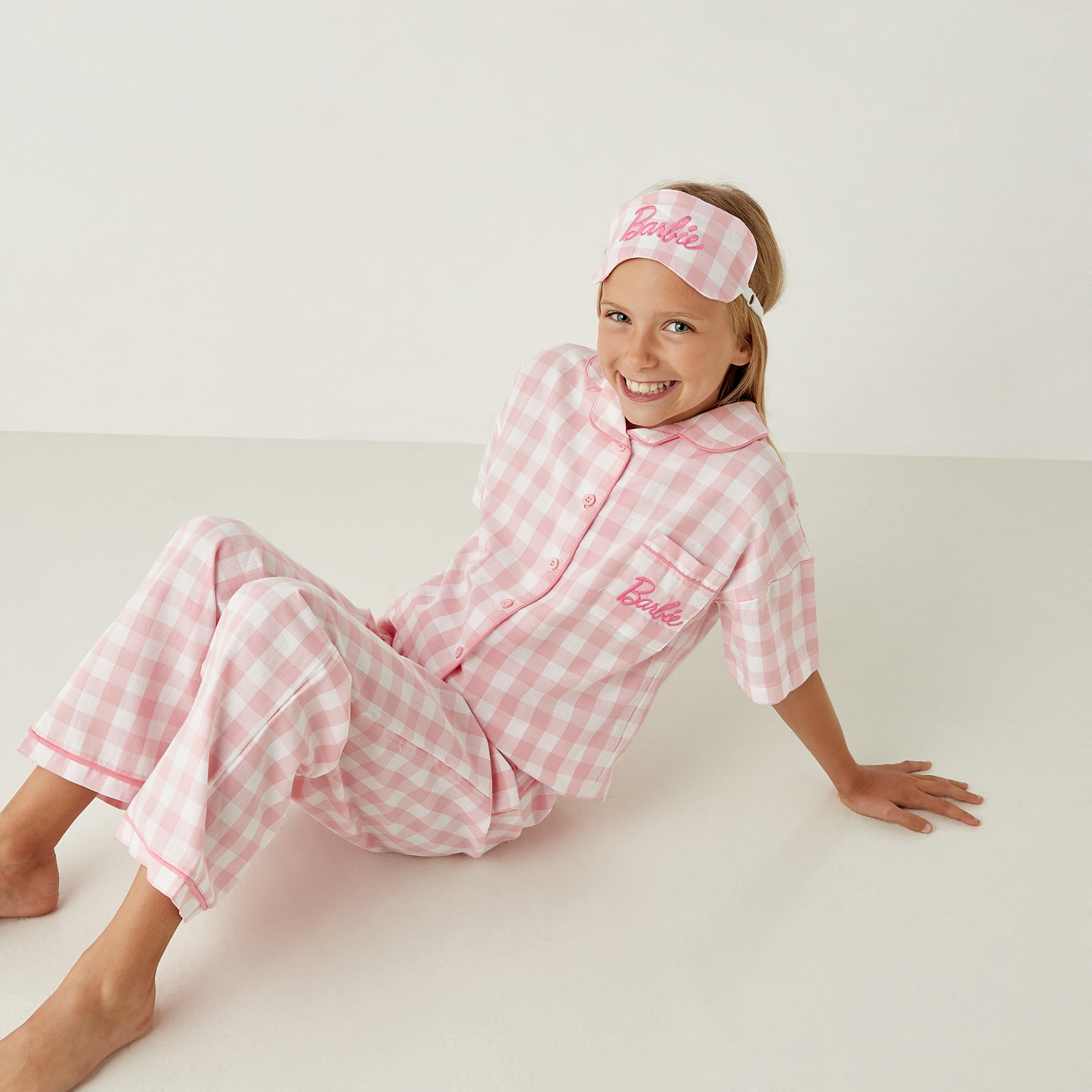 طقم بنطلون بيجاما وقميص كاروهات مطرز من باربي-girls-clothing-nightwear-image-2