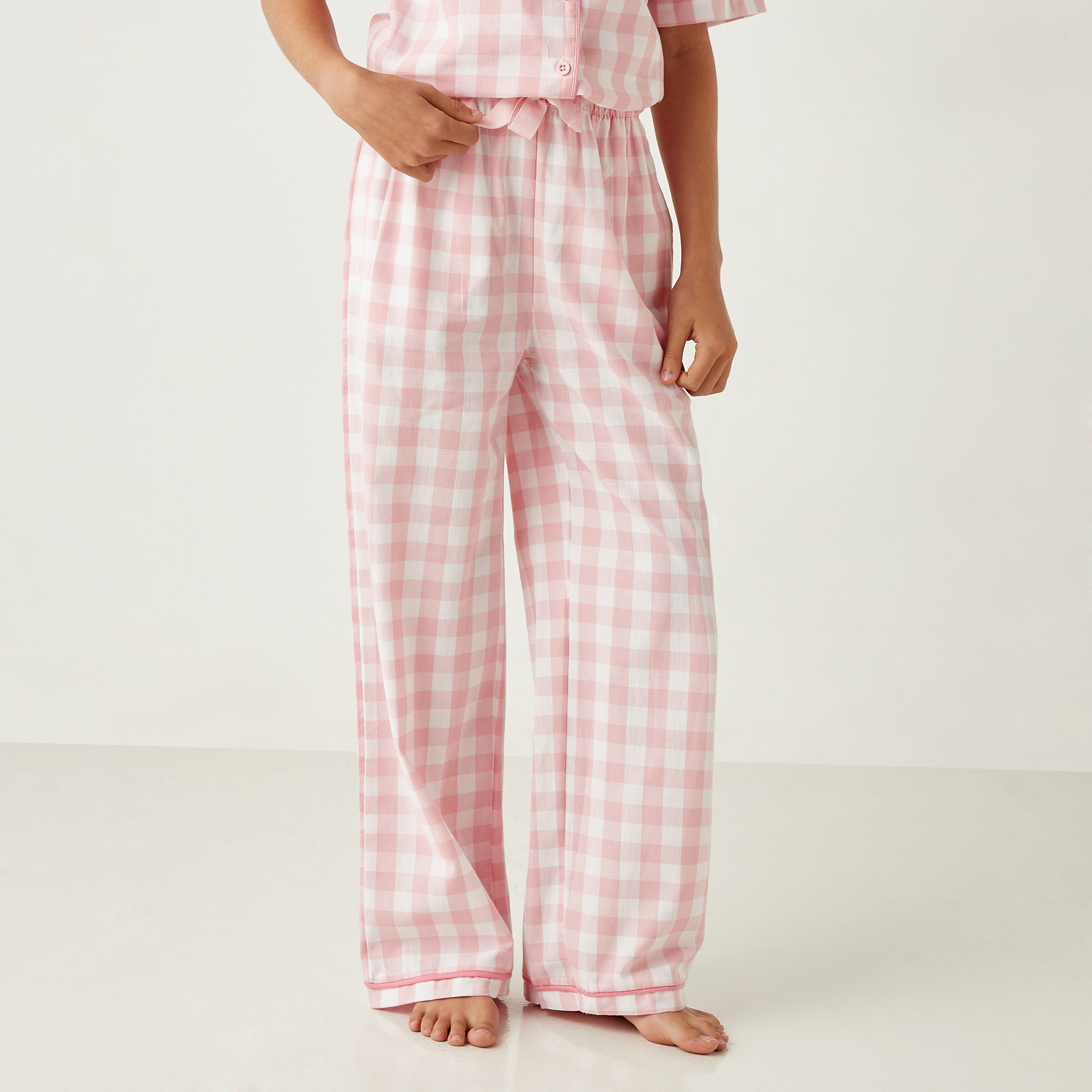 طقم بنطلون بيجاما وقميص كاروهات مطرز من باربي-girls-clothing-nightwear-image-3