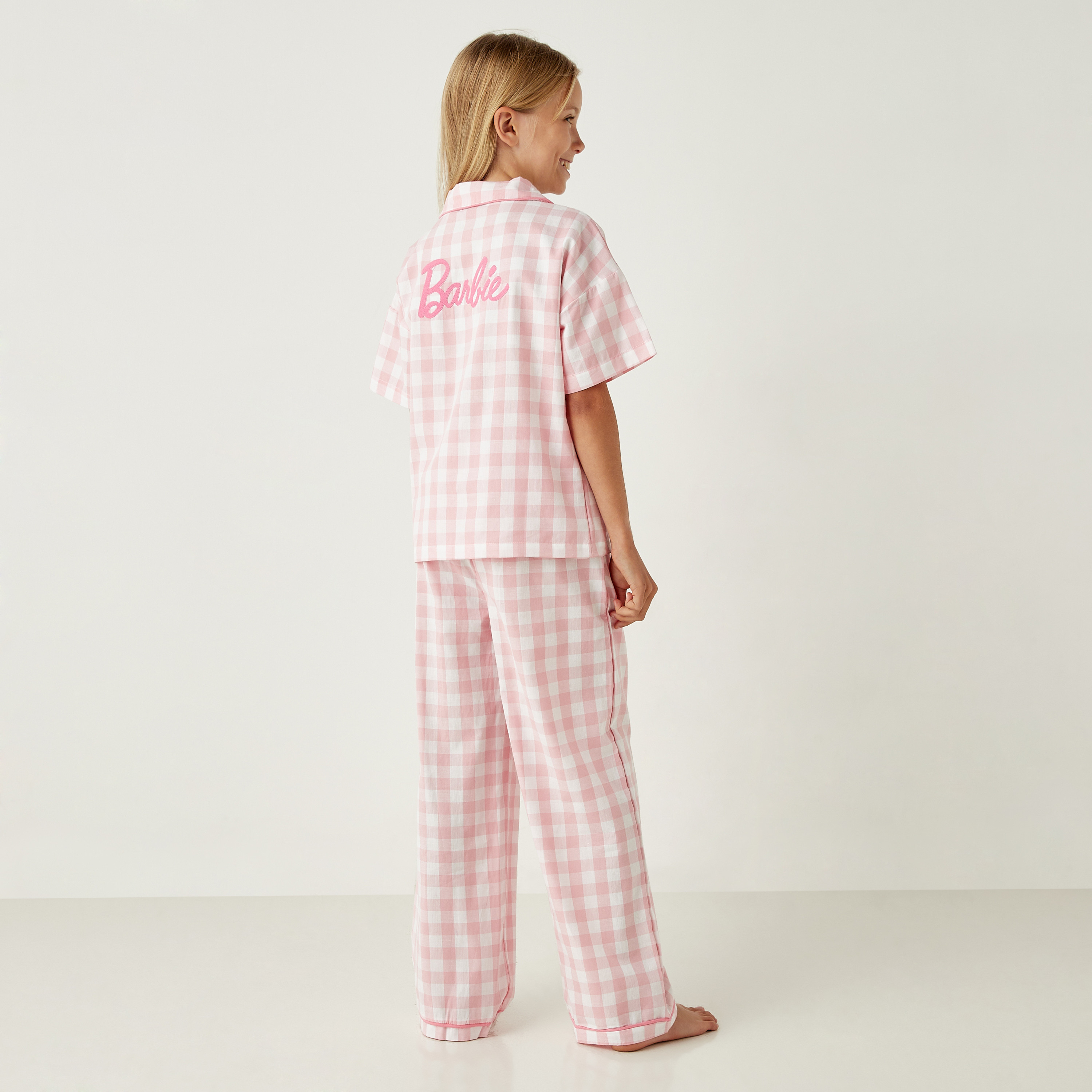 طقم بنطلون بيجاما وقميص كاروهات مطرز من باربي-girls-clothing-nightwear-image-4