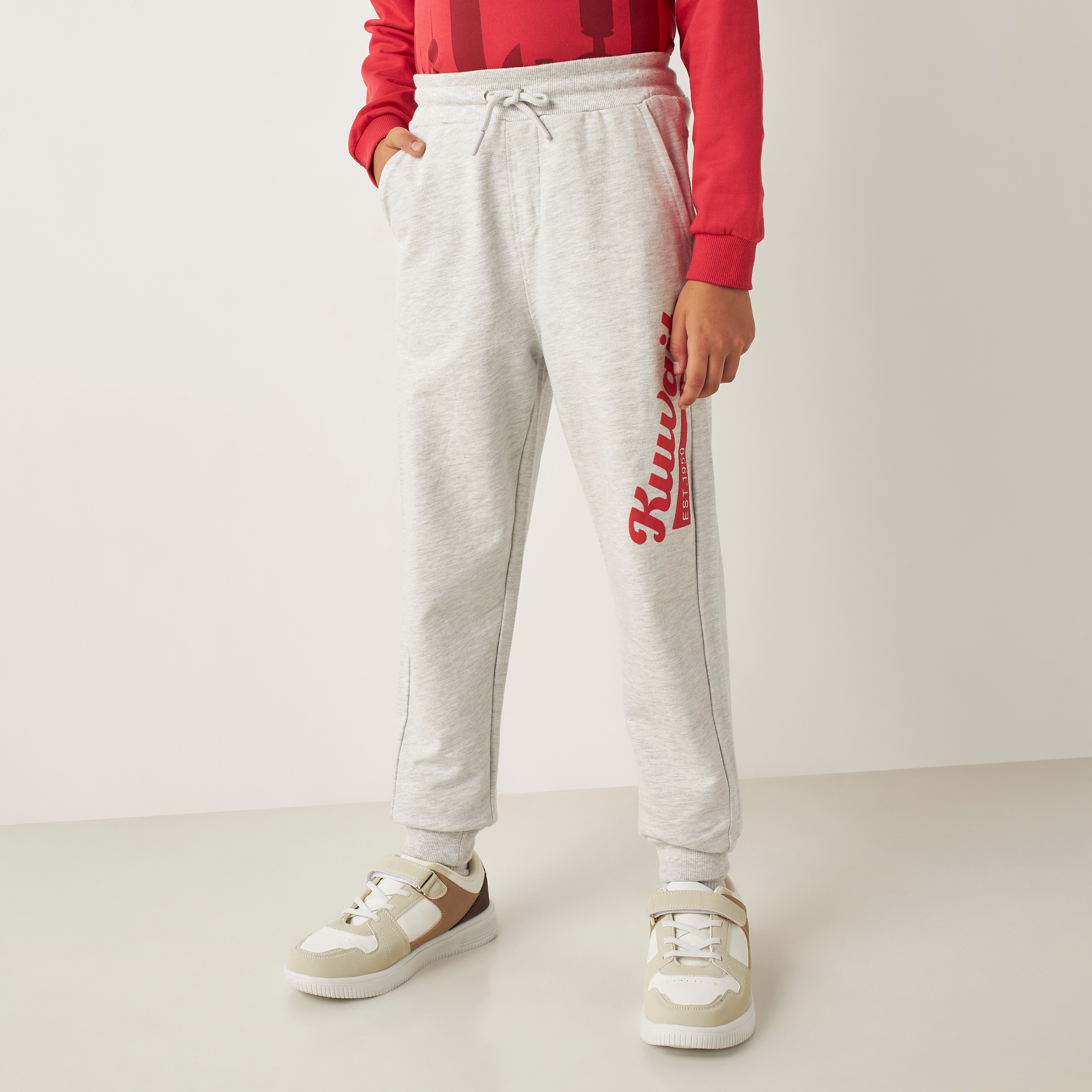 بنطلون رياضي قطن برباط إغلاق وطبعات من جونيورز-boys-clothing-bottoms-joggersandtrackpants-image-1