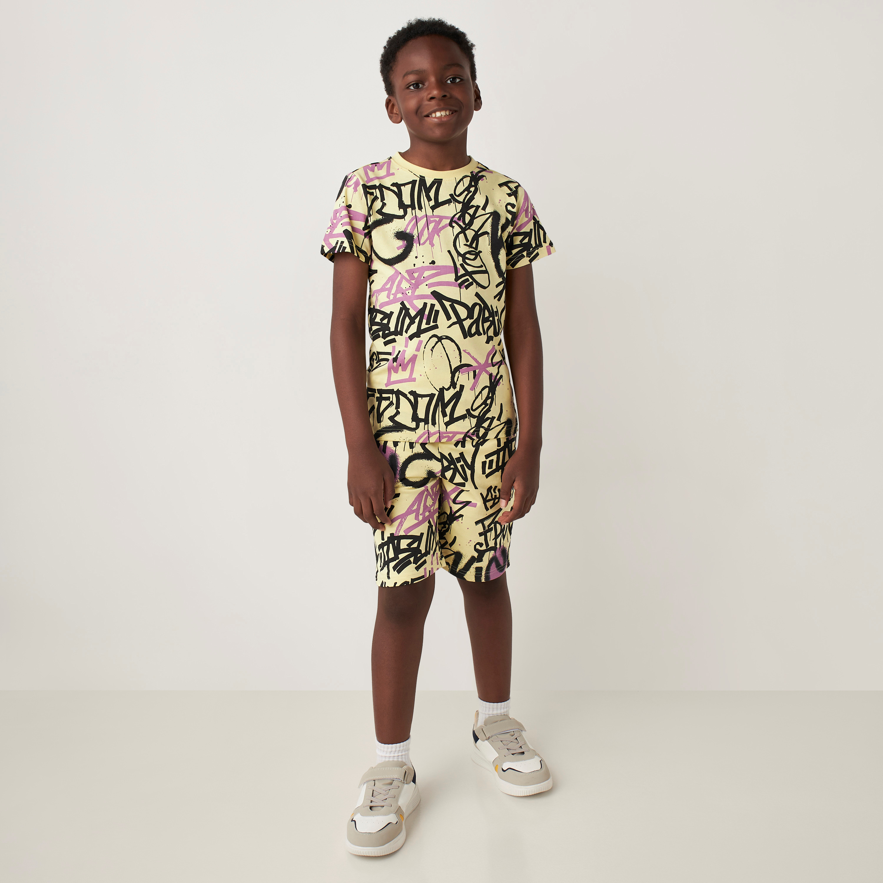 طقم شورت وتيشيرت 3 قطع بطبعات جرافيتي من جونيورز-boys-clothing-setsandcoords-image-2