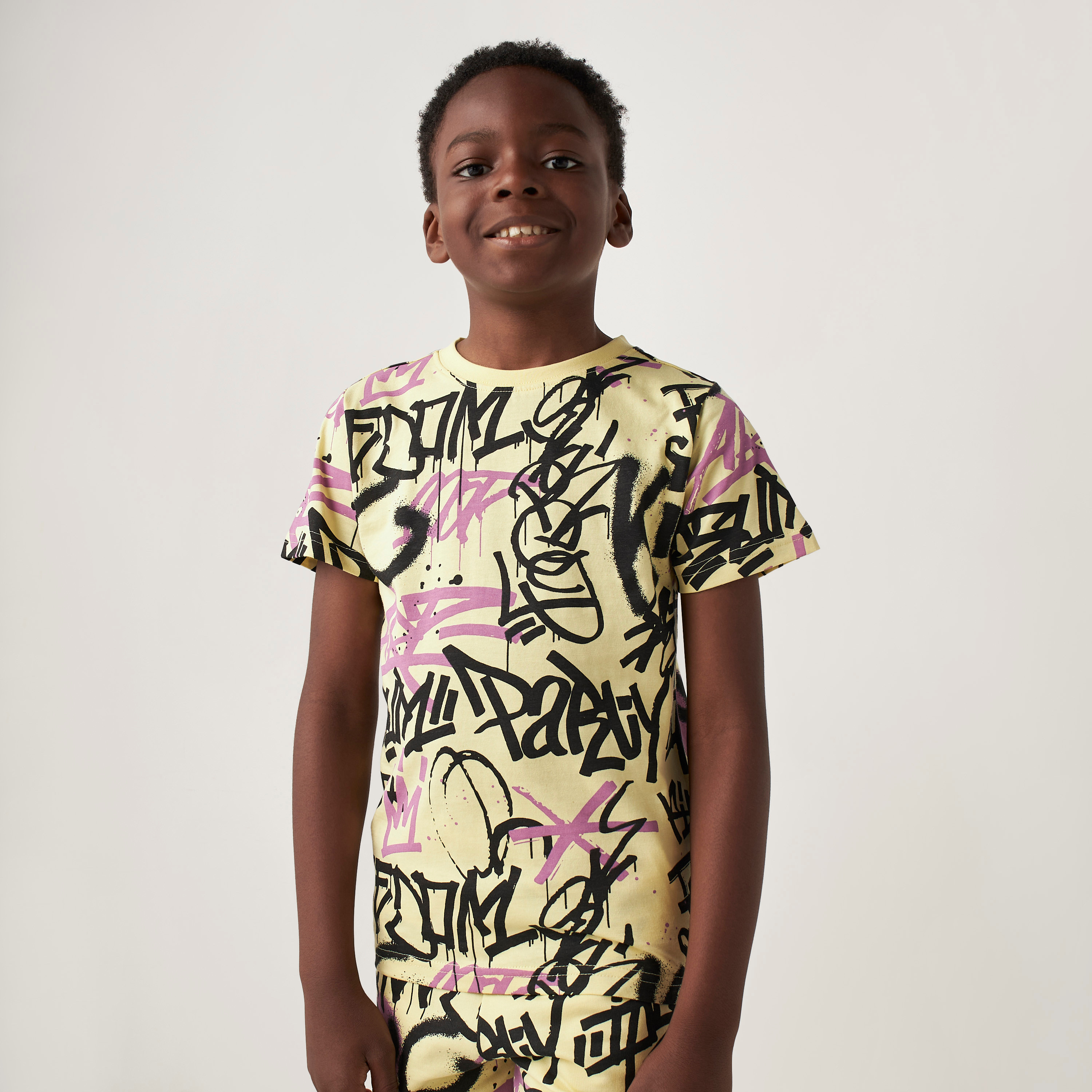 طقم شورت وتيشيرت 3 قطع بطبعات جرافيتي من جونيورز-boys-clothing-setsandcoords-image-3