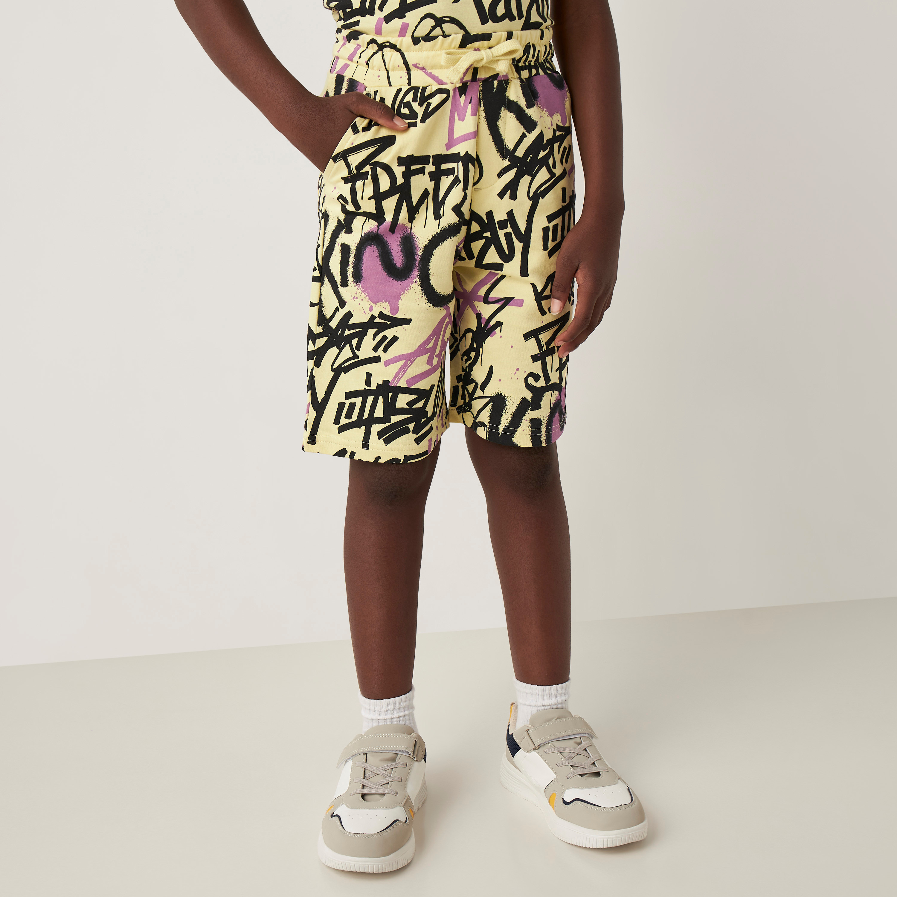 طقم شورت وتيشيرت 3 قطع بطبعات جرافيتي من جونيورز-boys-clothing-setsandcoords-image-4