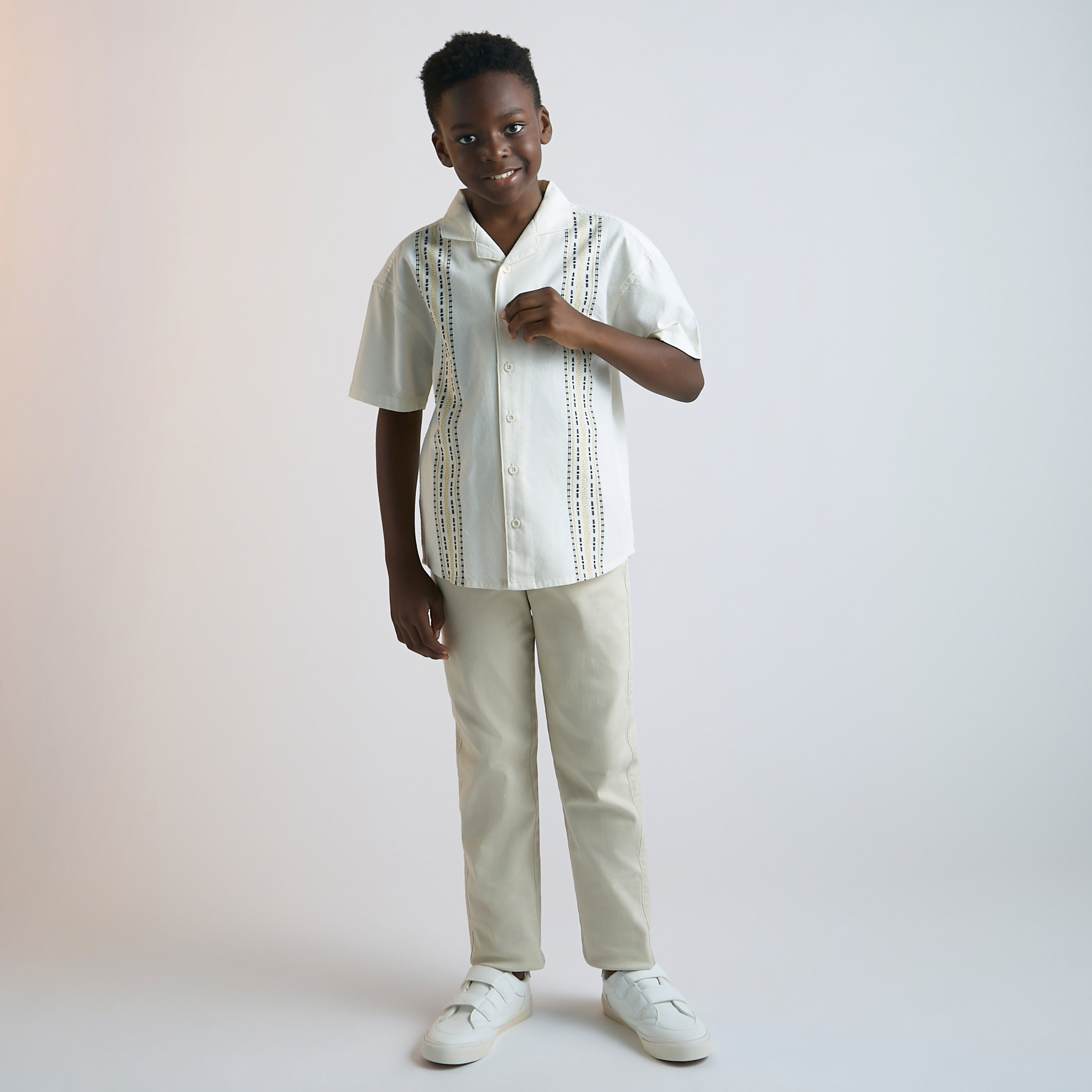 قميص قطن مطرز بياقة كامب وأكمام قصيرة من جونيورز-boys-clothing-shirts-image-2