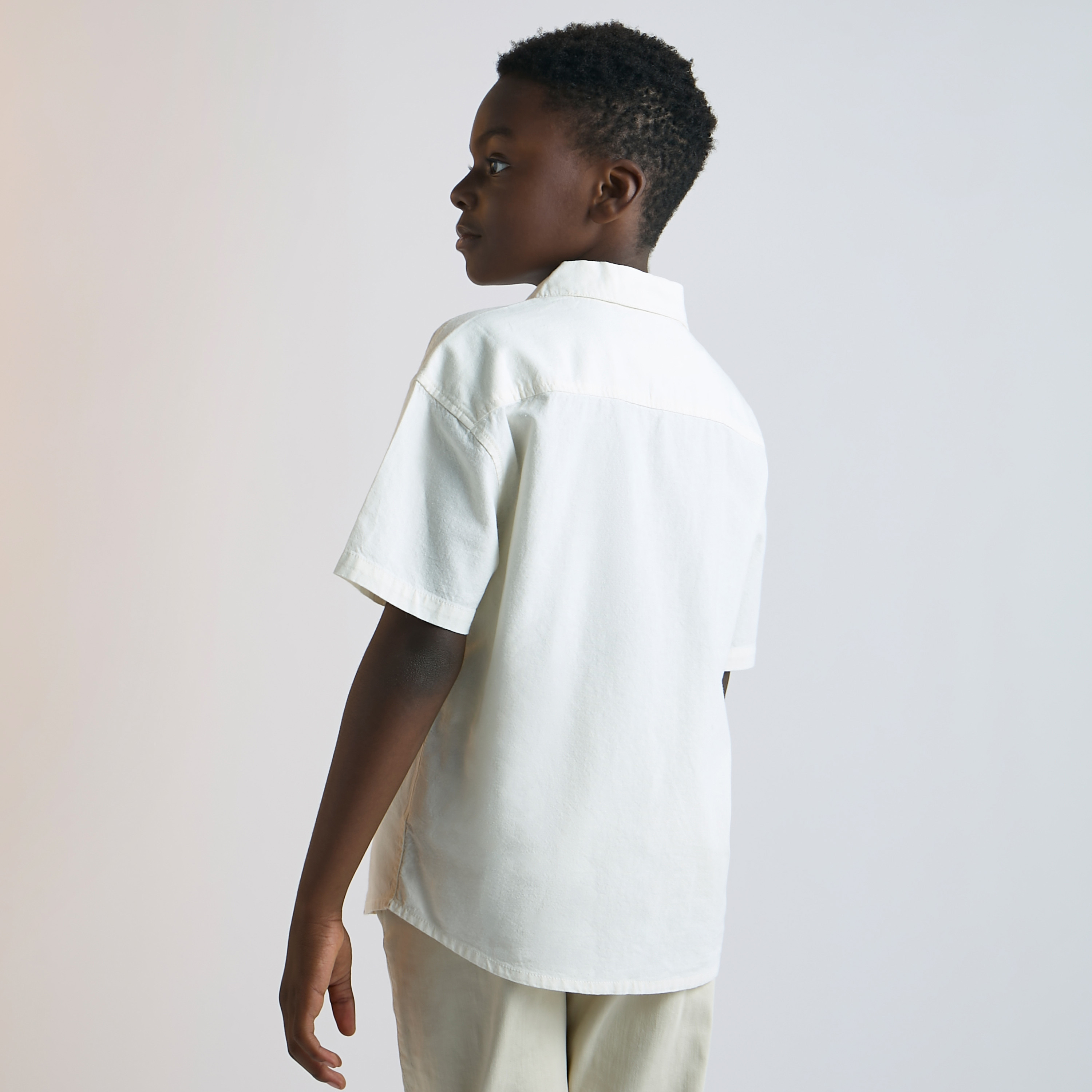 قميص قطن مطرز بياقة كامب وأكمام قصيرة من جونيورز-boys-clothing-shirts-image-3