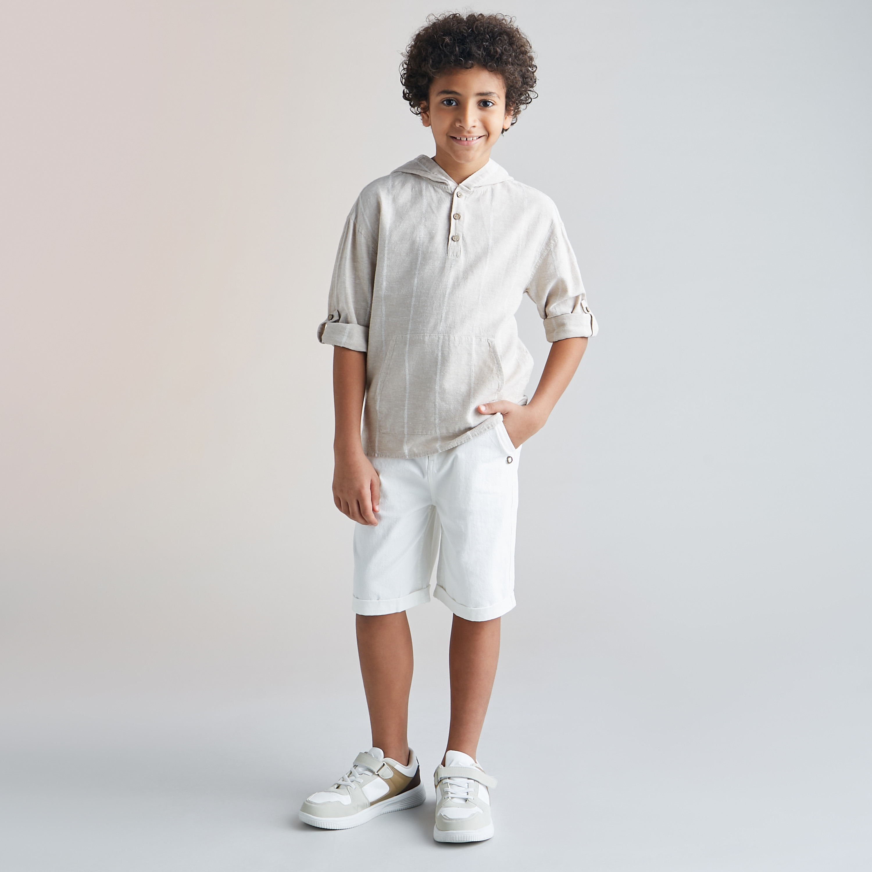 قميص مقلم بقبّعة وأكمام مثنية لأعلى وجيب كنغر من إليجو-boys-clothing-shirts-image-2